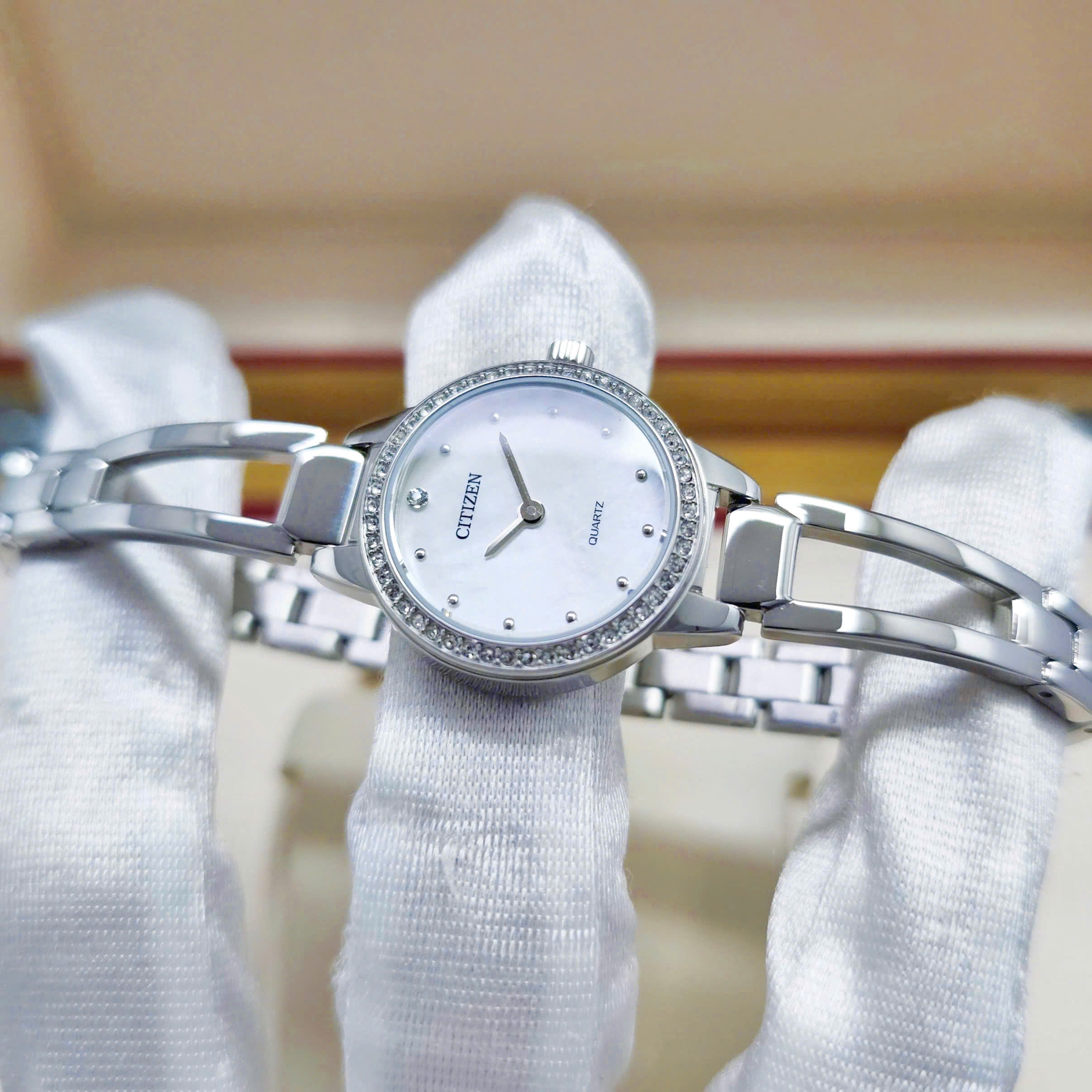 Ảnh 4 của Đồng Hồ Nữ Citizen Quartz EZ7011-88D