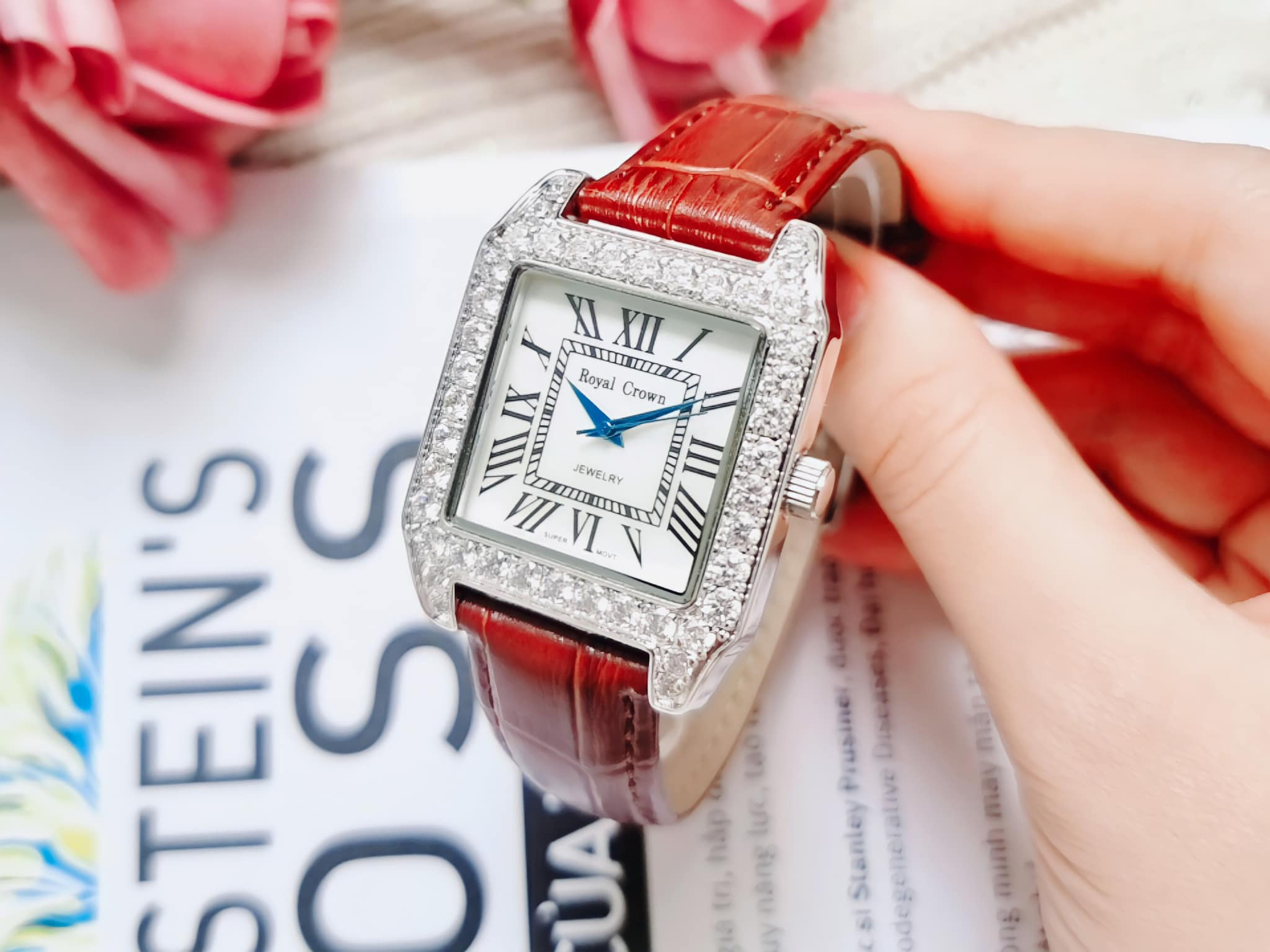 Ảnh 3 của (ĐỒNG HỒ NỮ) Royal Crowm Quartz 6104M Vuông Da Đỏ