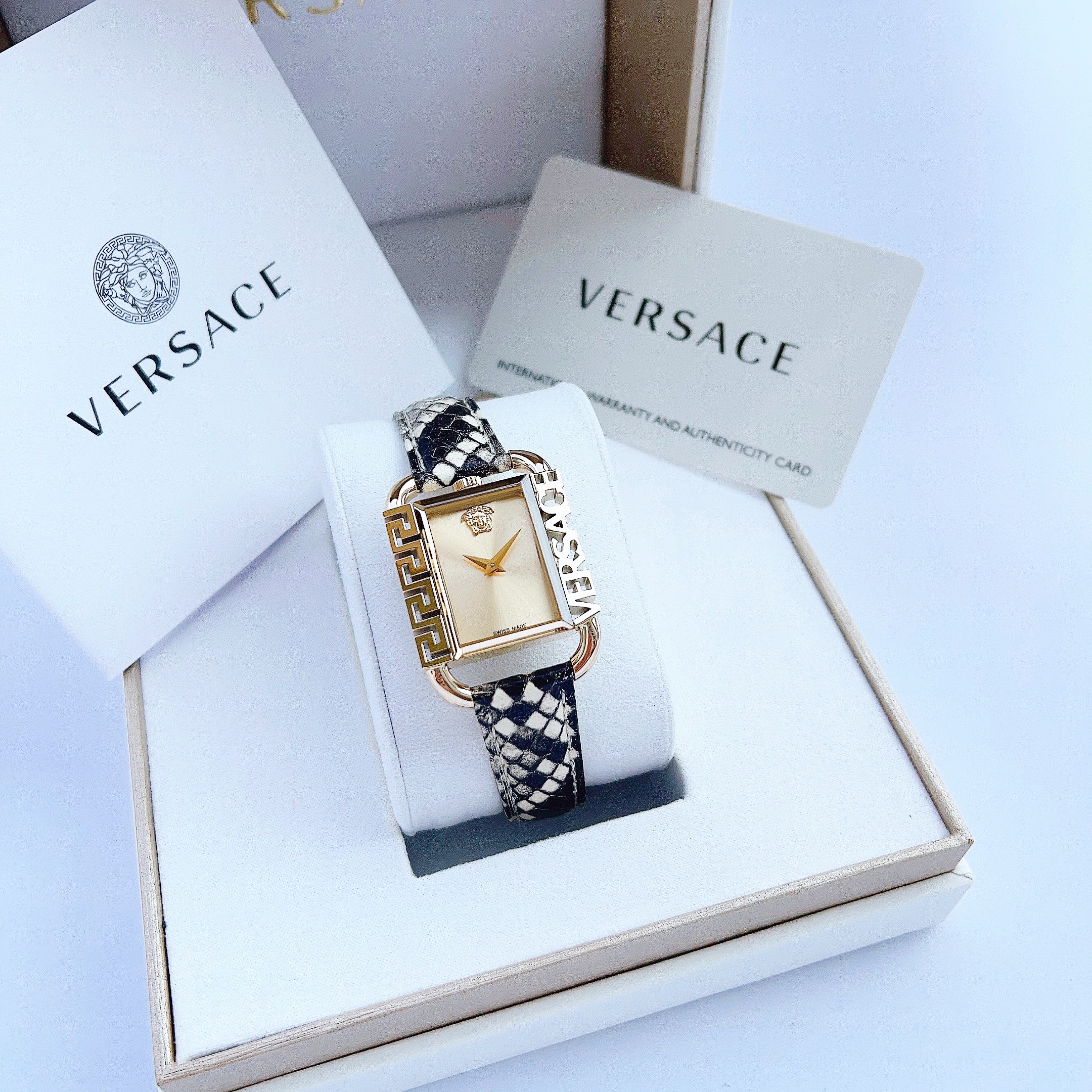 Ảnh 2 của (ĐỒNG HỒ NỮ) VERSACE Flair Quartz Gold Dial Ladies Watch VE3B00122, 26x28MM