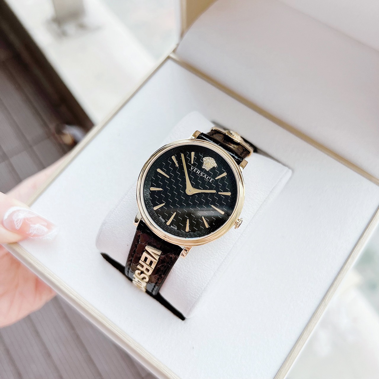 (ĐỒNG HỒ NỮ) Versace V-Circle Manifesto White Dial Black Leather Watch VBP110017 38mm