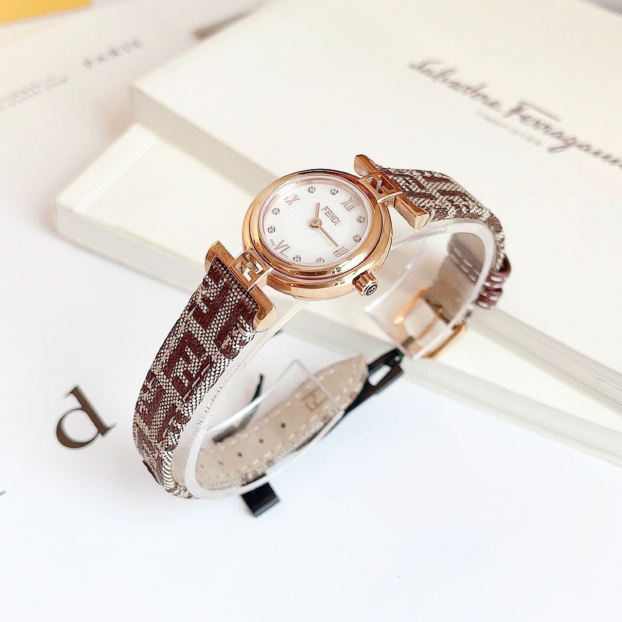 Ảnh 5 của (ĐỒNG HỒ NỮ) FENDI Reloj Moda Blanco Perla Esfera Diamante F271242DF, 23.5MM
