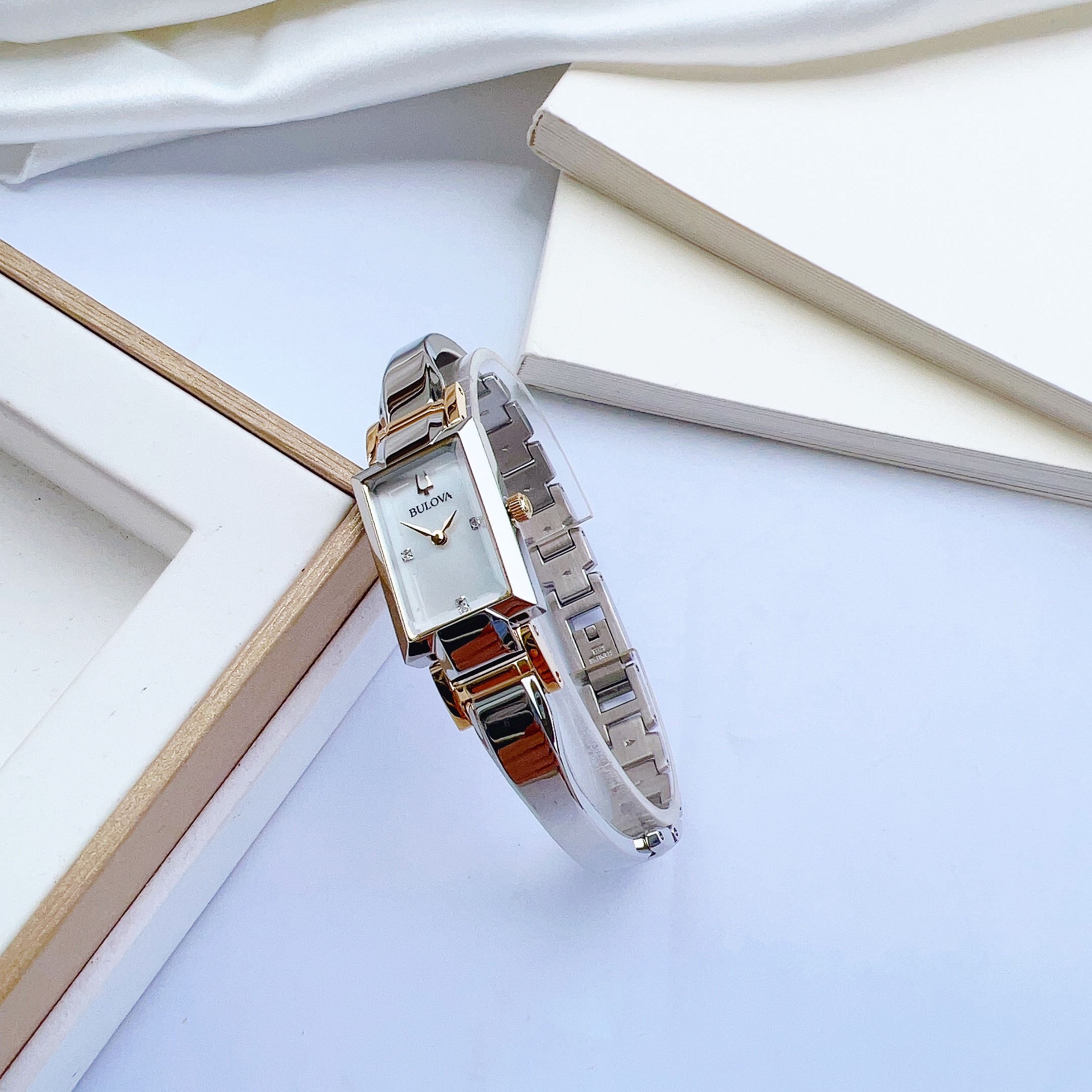 Ảnh 2 của ĐỒNG HỒ NỮ Bulova 98P188 Classic Diamond Accent 28x33mm