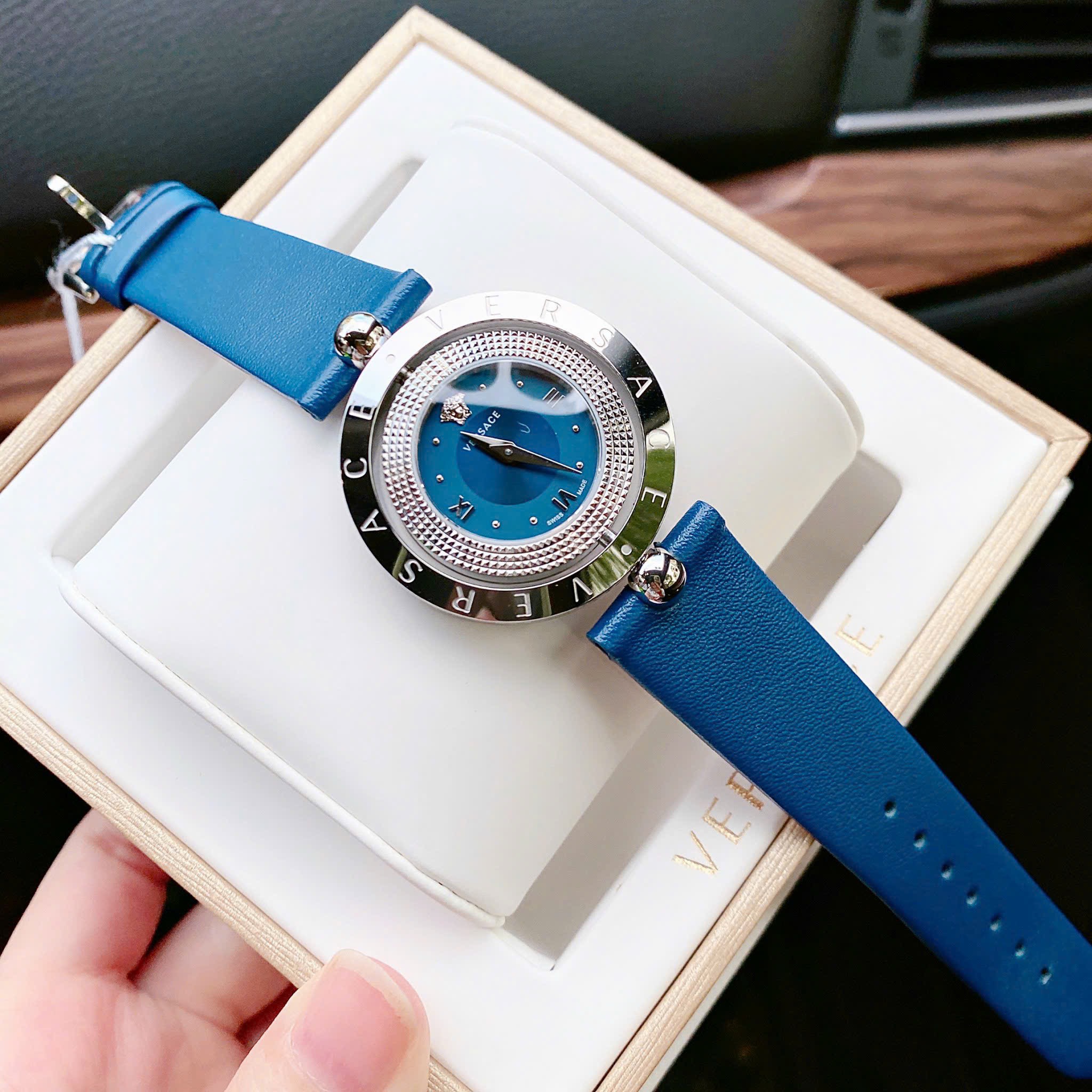 Ảnh 2 của (ĐỒNG HỒ NỮ ) Versace Daphnis Quartz Mother Of Pearl Dial Gold Tone V16070017 35mm