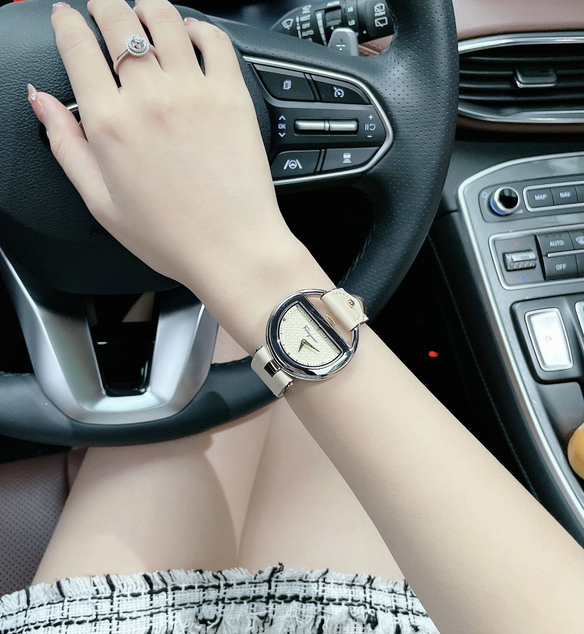 Ảnh 4 của (ĐỒNG HỒ NỮ) Salvatore Ferregamo Buckle FG5030014 Watch 37mm