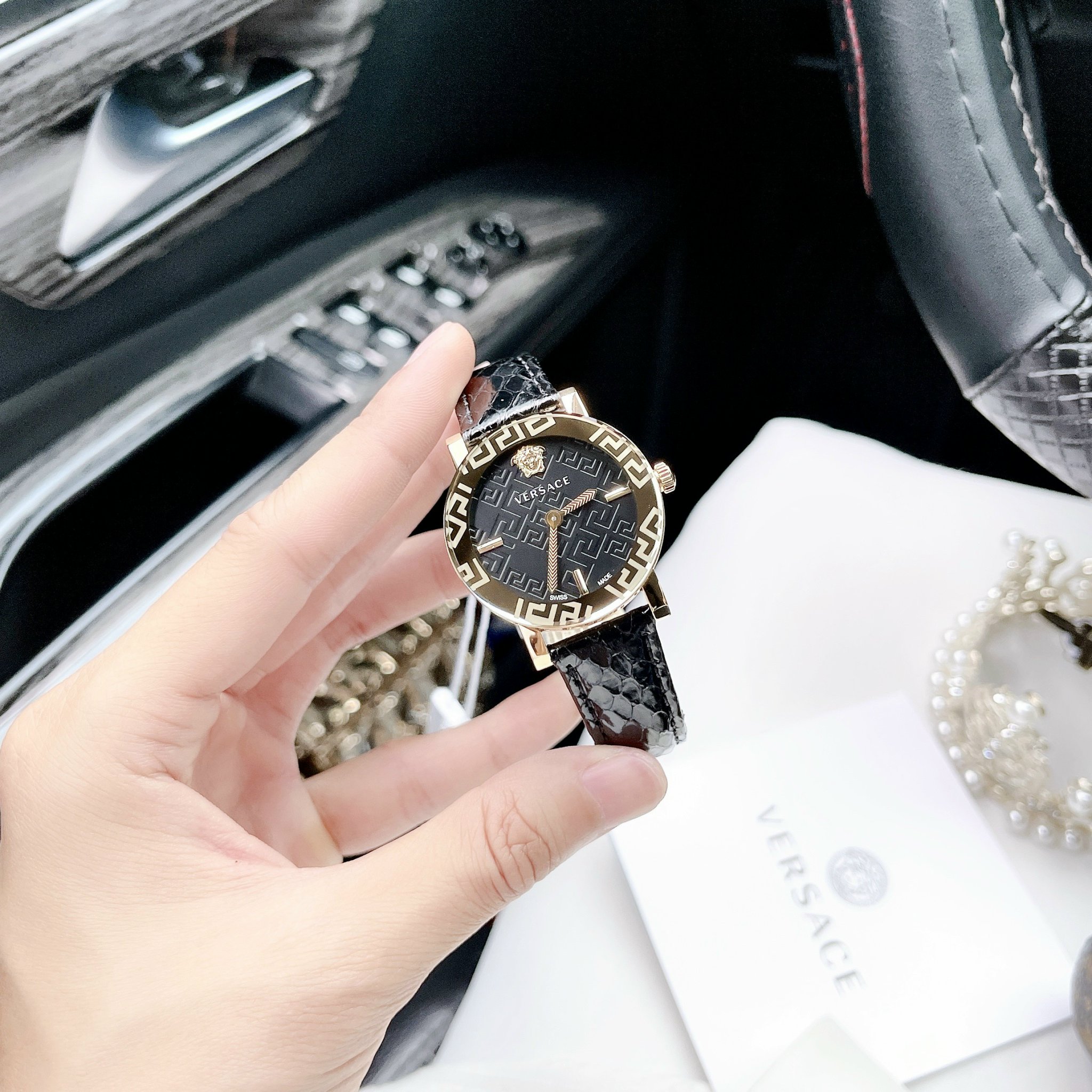 Ảnh 3 của (ĐỒNG HỒ NỮ) Versace Greca Glass 32mm VEU300221