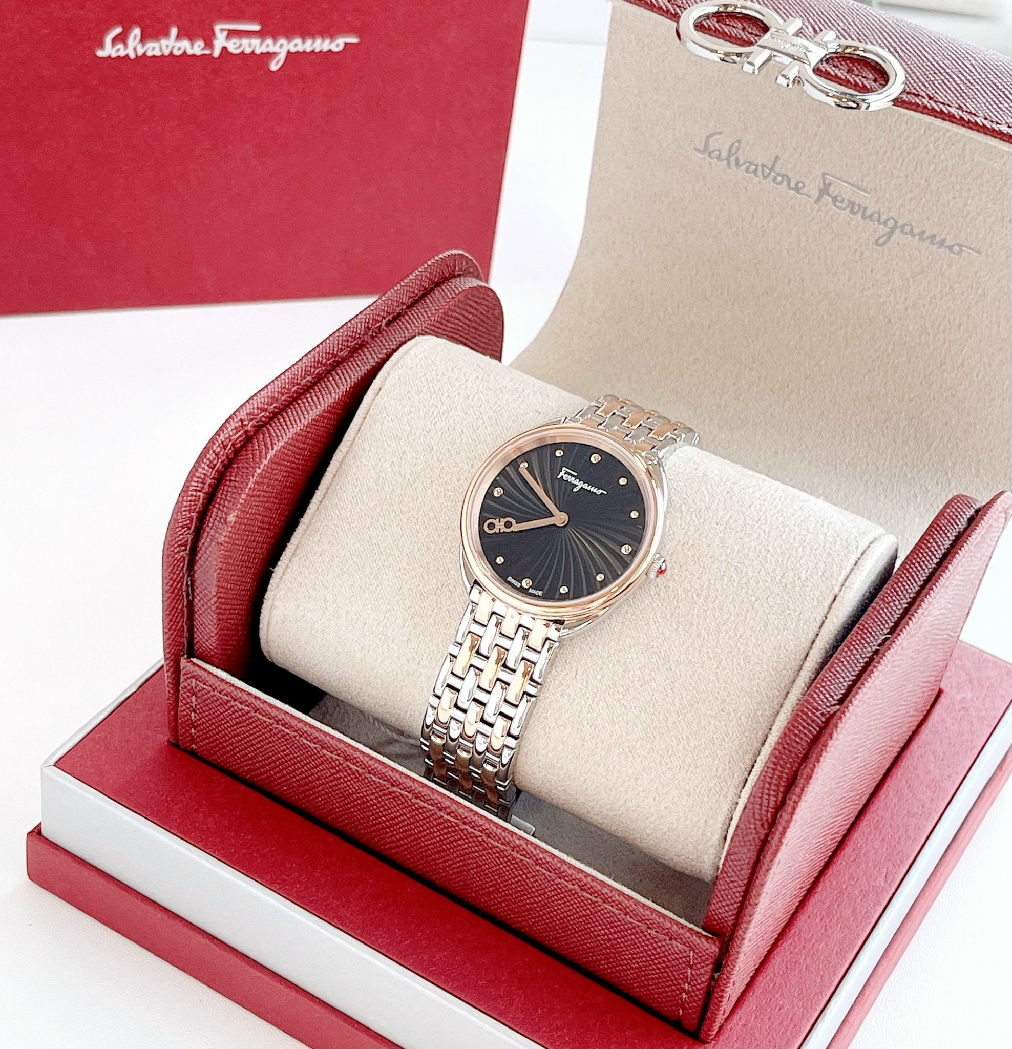 (ĐỒNG HỒ NỮ) Salvatore Ferragamo Cuir SFYN00820 Luxury Womens Watch Timepiece with a Two Tone Bracelet and Black Dial 34mm