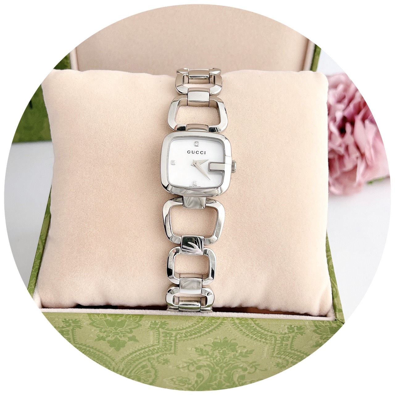 (ĐỒNG HỒ NỮ) Gucci 125 G-Gucci Diamond Mother Of Pearl Dial Silver Tone YA125502 23x24mm (~30mm tròn)