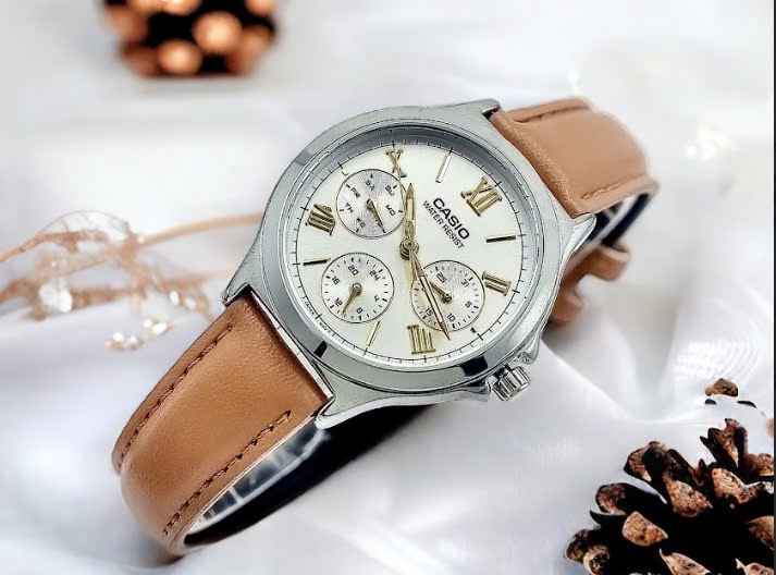 Ảnh 6 của (ĐỒNG HỒ NỮ) Casio LTP-V300L-7A2UDF – Dây da nâu – Quartz (Pin) – Mặt Số 34mm, Kính Cứng, Chống Nước 3ATM