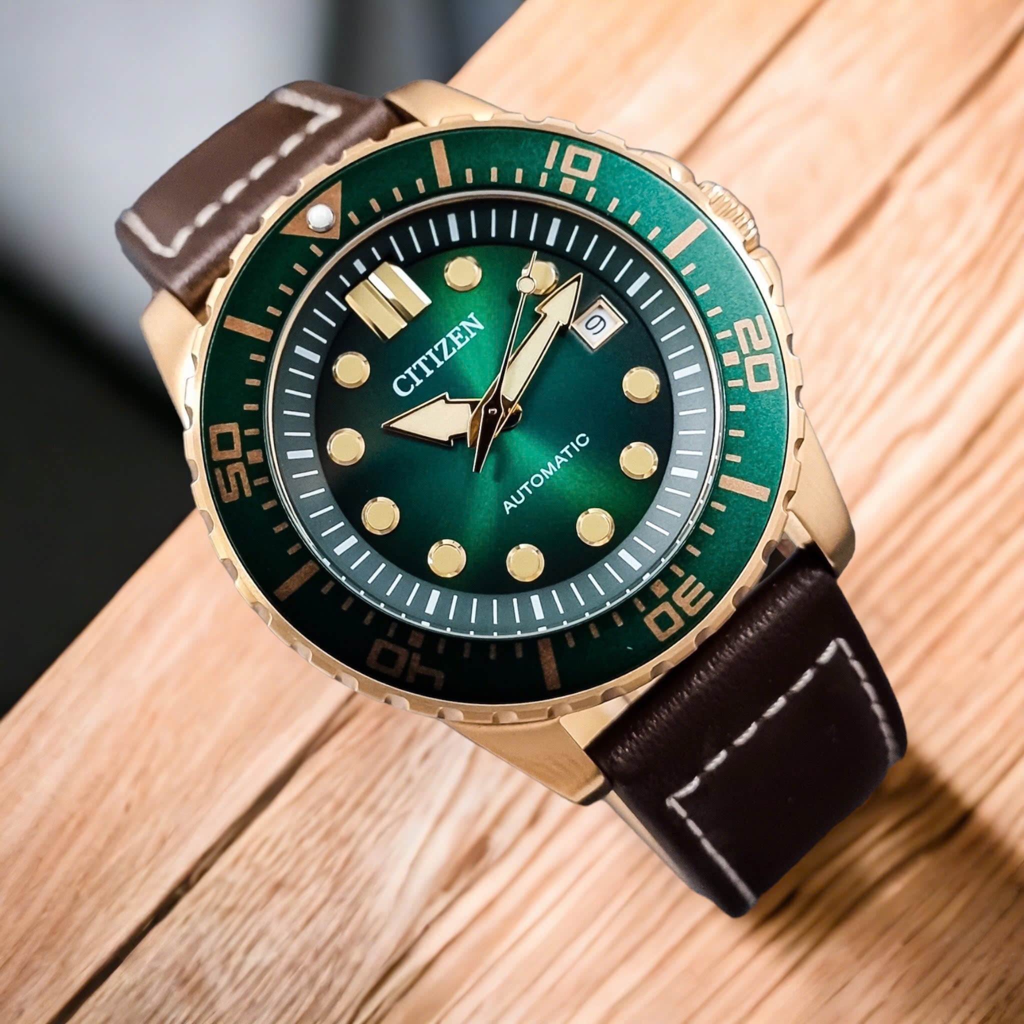 (ĐỒNG HỒ NAM) Citizen Automatic NJ0173-18X - ( NJ017318X ) thể thao, da nâu mặt xanh lá