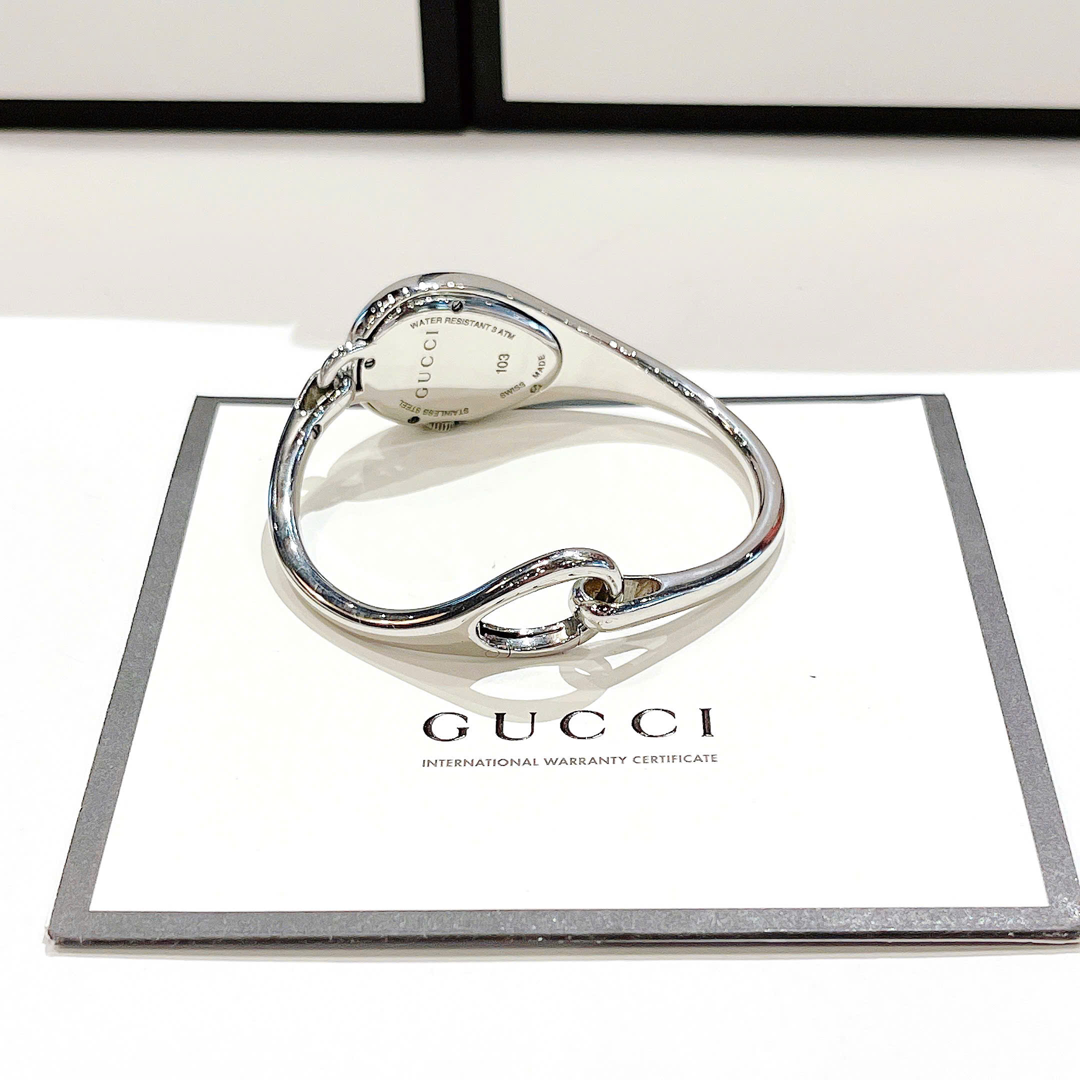 Ảnh 5 của (ĐỒNG HỒ NỮ) Gucci 103 Horsebit 41 YA103528 Diamonds White Mother of Pearl Floral Dial Bangle Watch