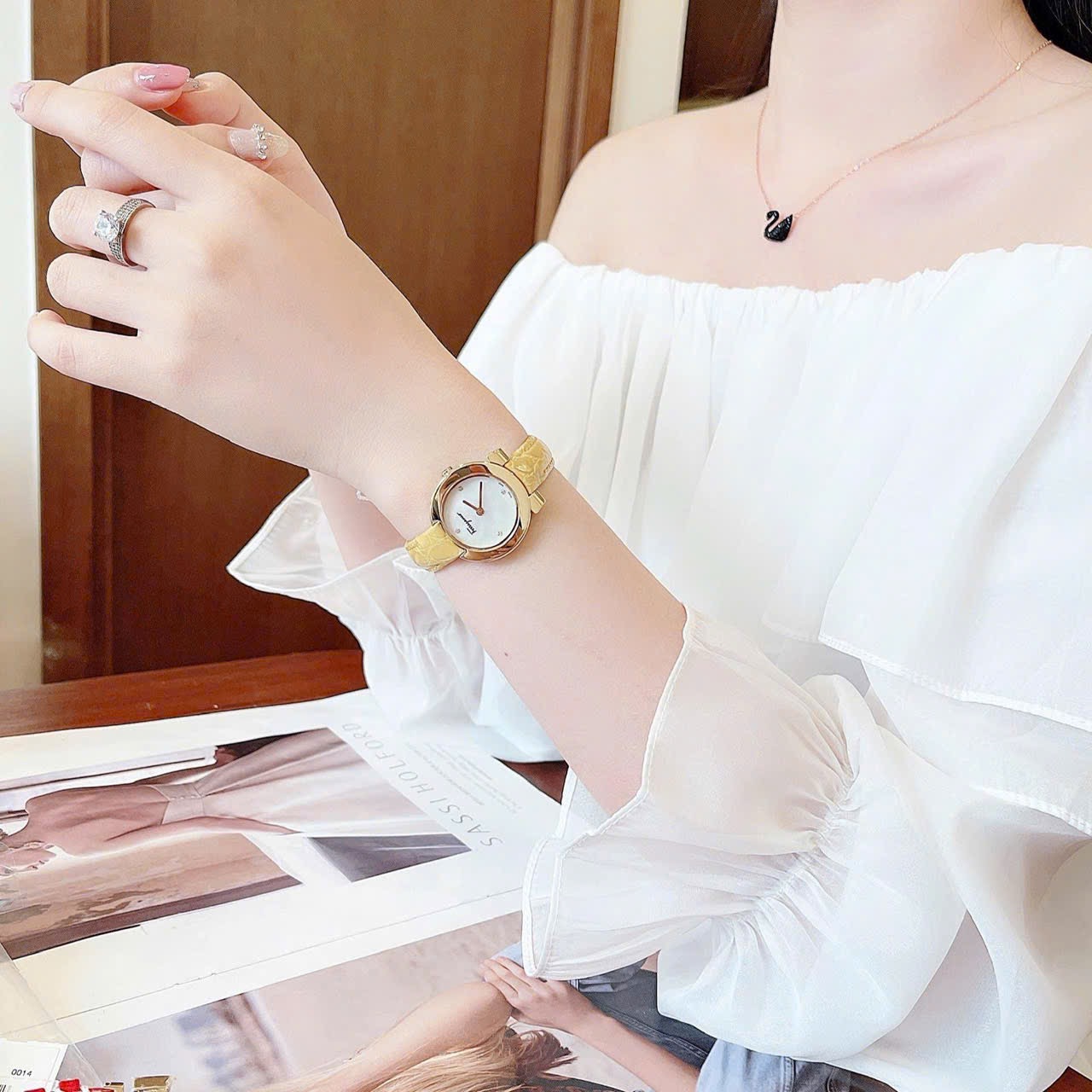 Ảnh 7 của ( ĐỒNG HỒ NỮ )  Salvatore Ferragamo Gancino Stainless Yellow Leather Watch FAP040016 Màu Vàng