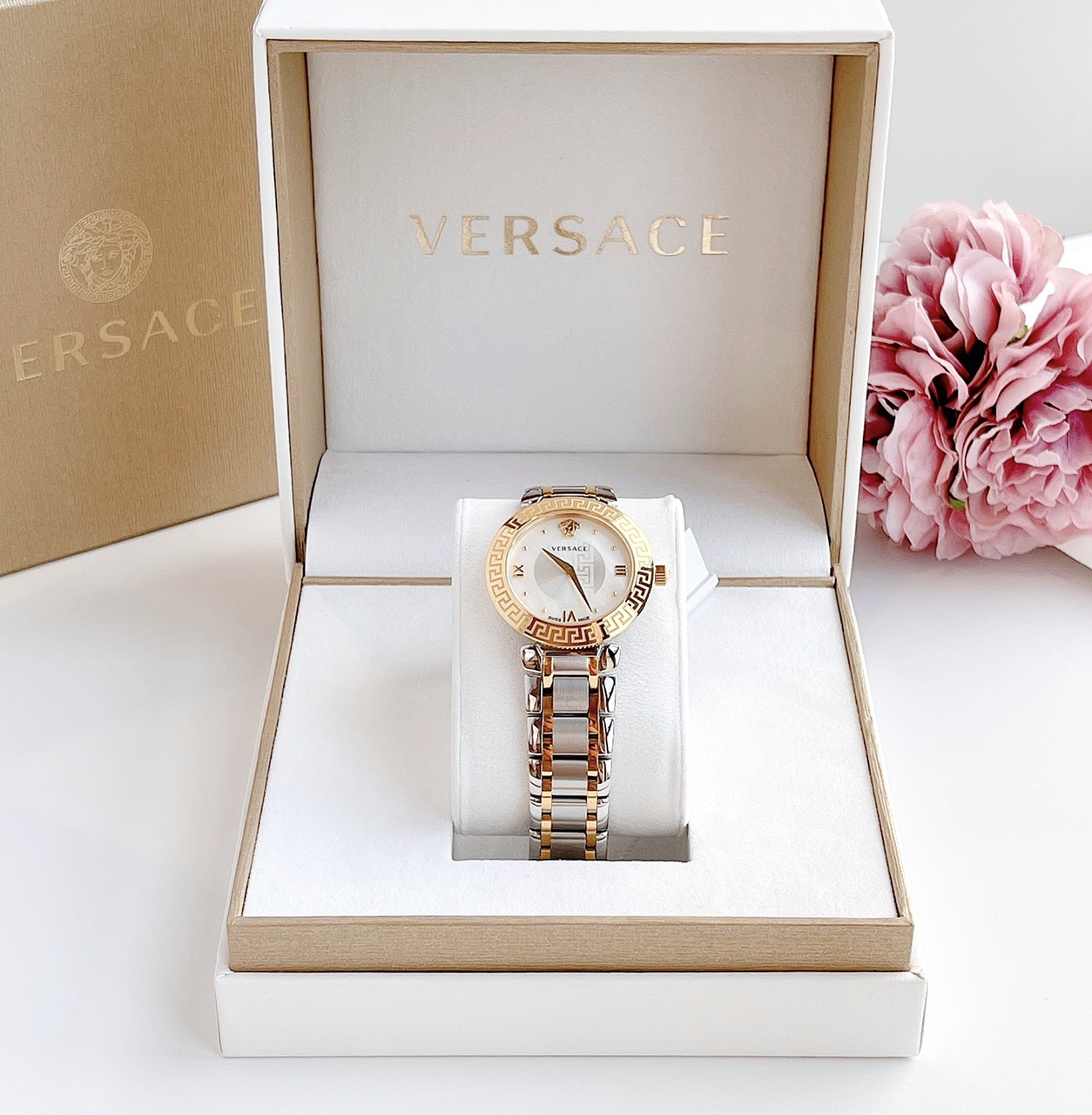 (ĐỒNG HỒ NỮ) Versace Daphnis Quartz Mother Of Pearl Dial Two Tone V16060017 35mm
