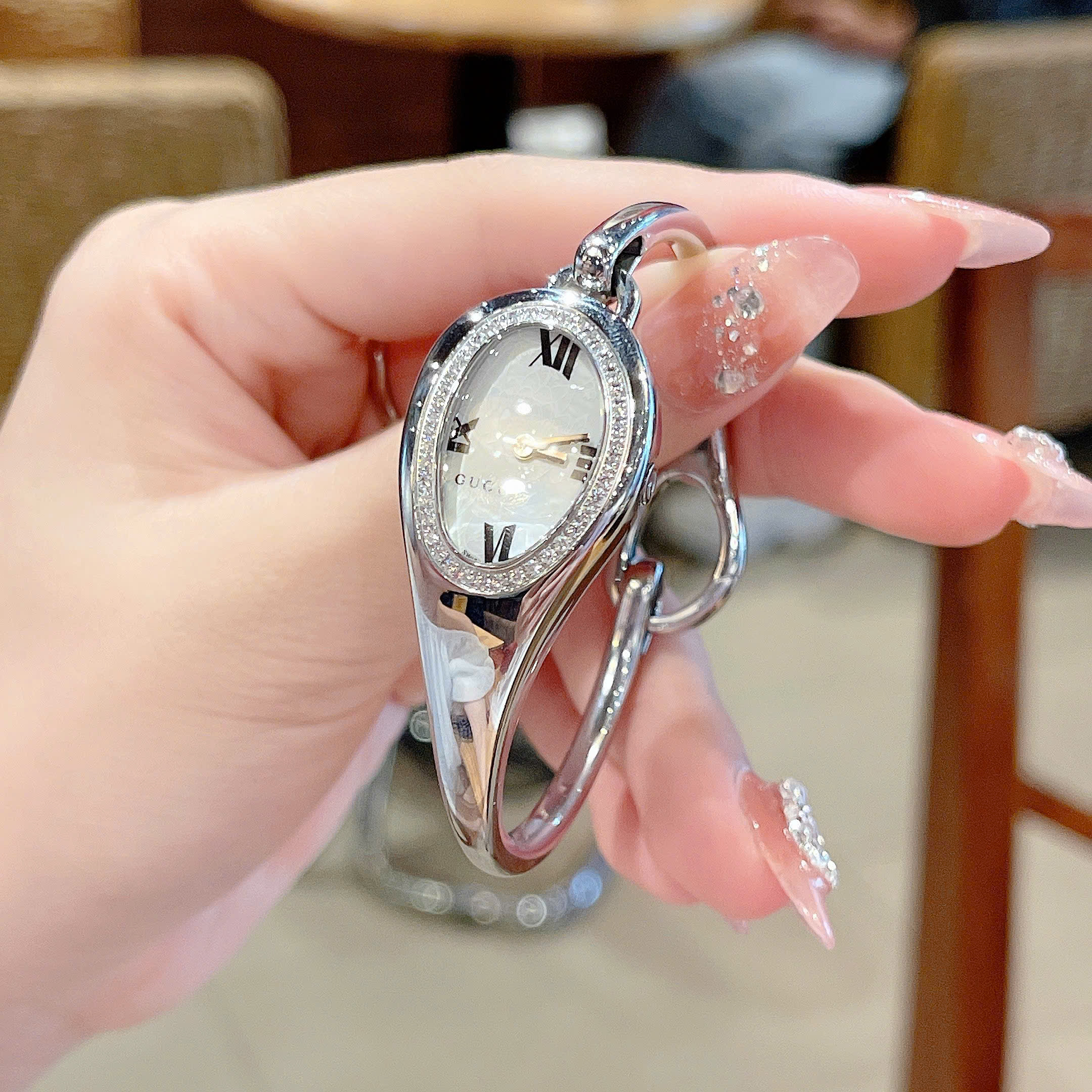 Ảnh 2 của (ĐỒNG HỒ NỮ) Gucci 103 Horsebit 41 YA103528 Diamonds White Mother of Pearl Floral Dial Bangle Watch