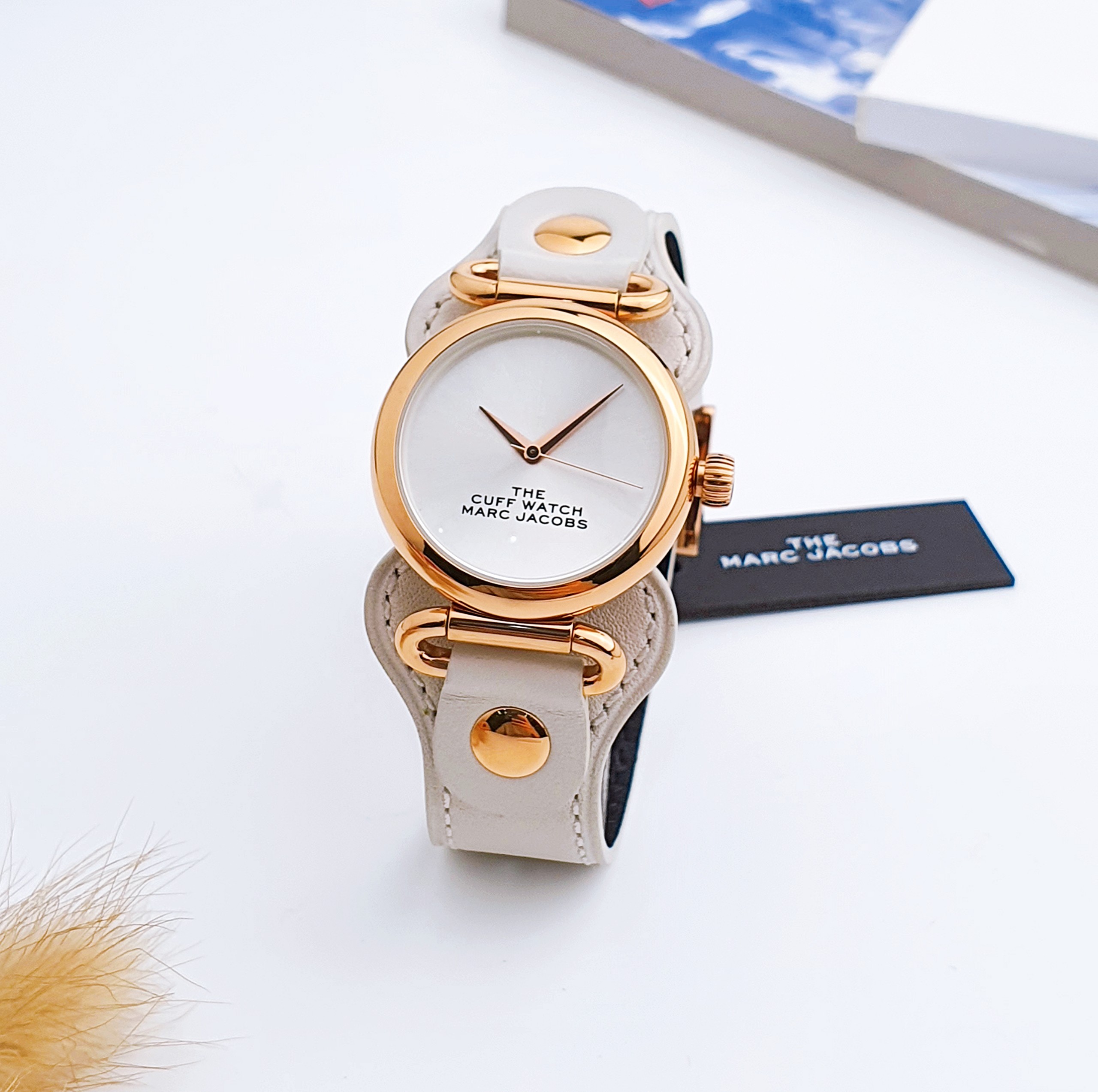 [ĐỒNG HỒ NỮ] MARC JACOBS The Cuff Quartz Silver Dial Ladies Watch MJ0120184727 32mm