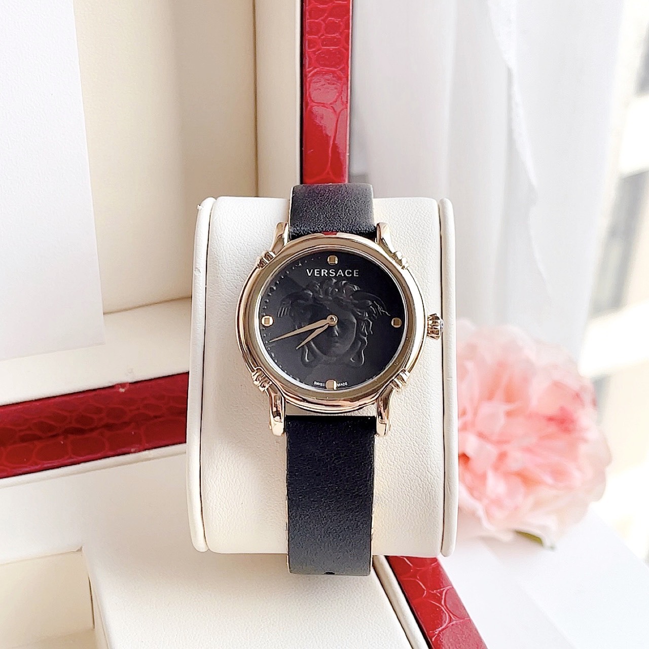 Ảnh 2 của (ĐỒNG HỒ NỮ) Versace Safety Pin Quartz Black Dial Black Leather VEPN00320 34mm