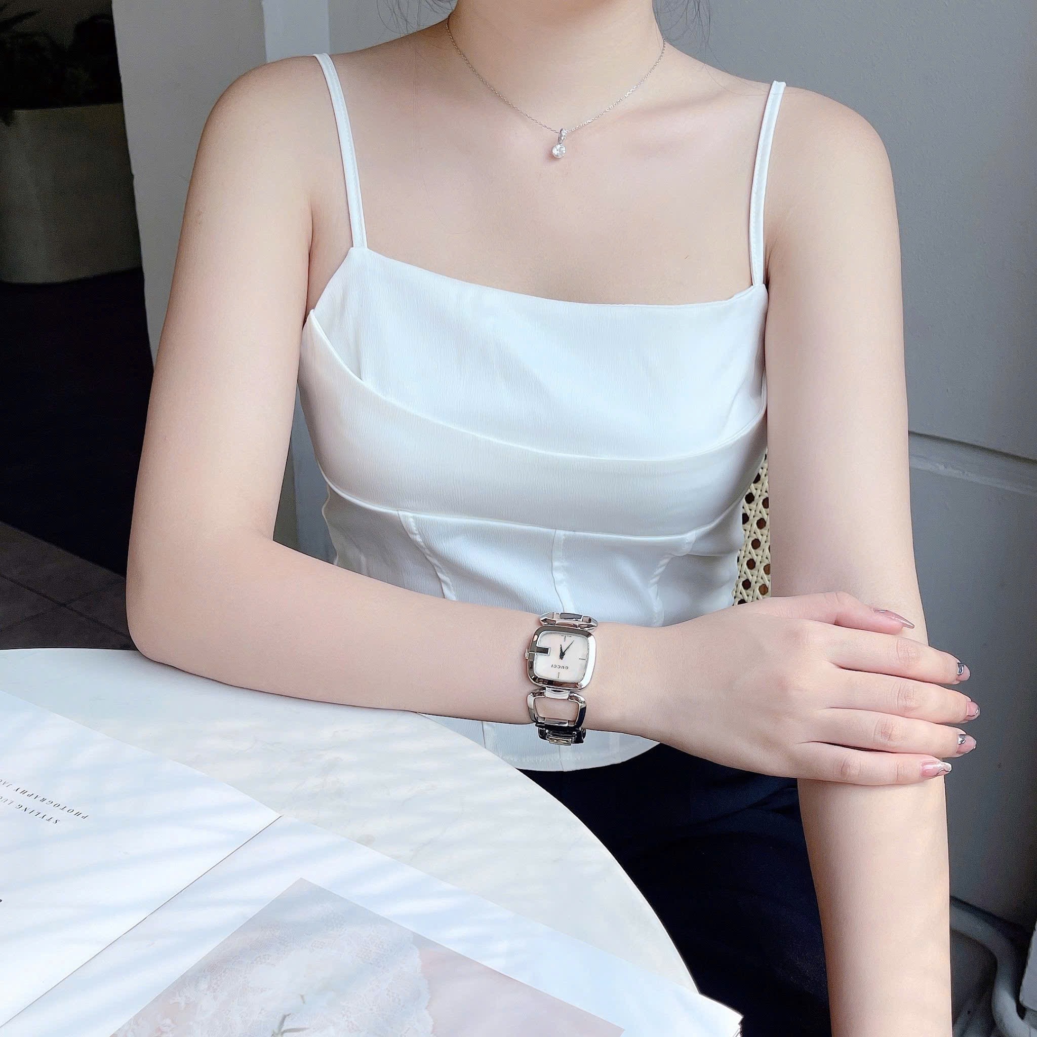 Ảnh 5 của (ĐỒNG HỒ NỮ) Gucci 125 G Gucci Mother Of Pearl Dial Silver Tone YA125404 30x32mm
