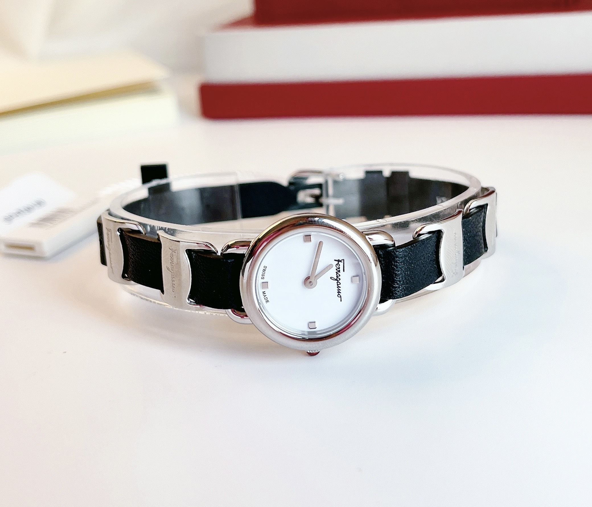 Ảnh 5 của ( ĐỒNG HỒ NỮ ) Salvatore Ferragamo Varina White Dial Black Leather SFHT00120 22mm