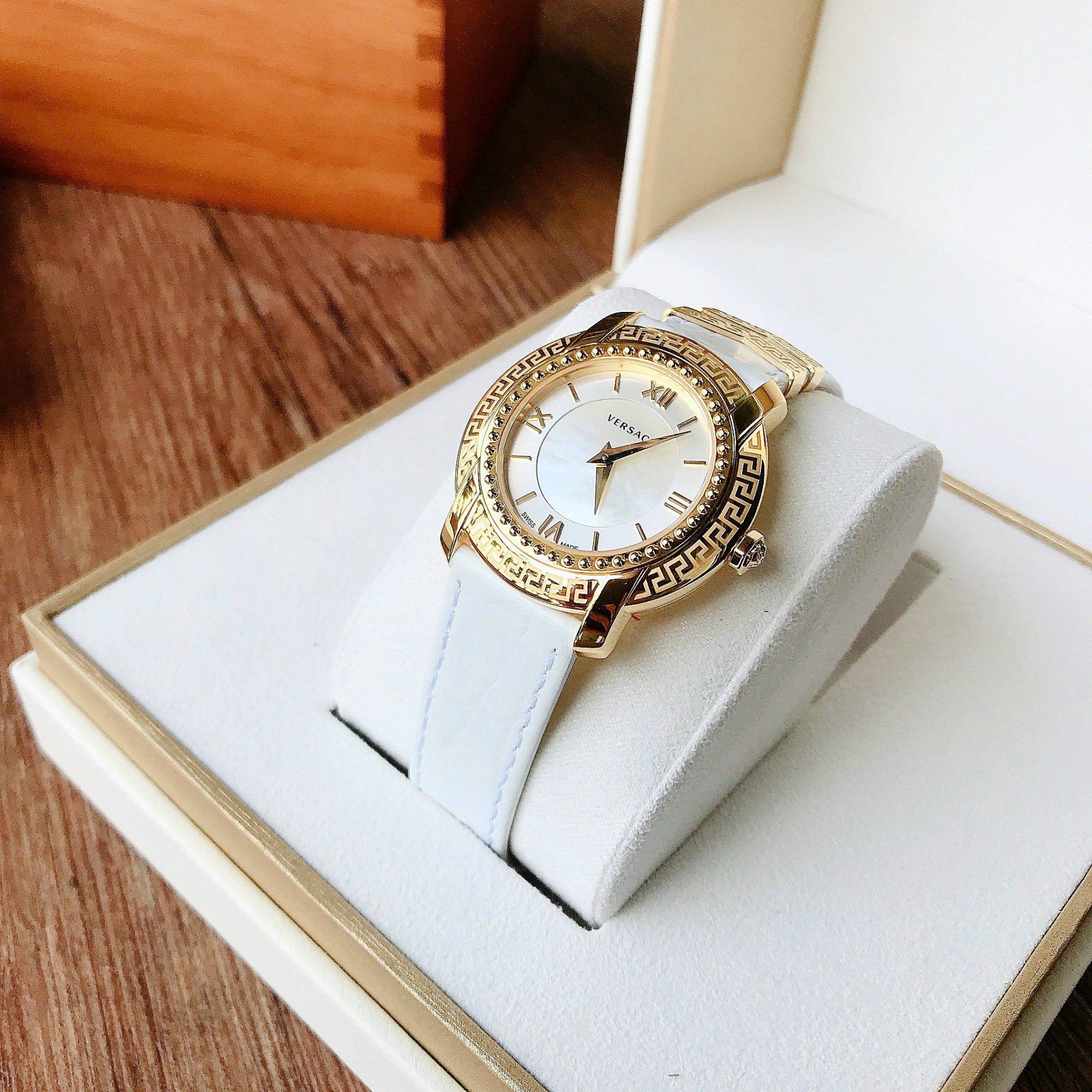 (ĐỒNG HỒ NỮ) Versace DV25 Quartz White Mother Of Pearl Dial White Leather VAM010016 36mm