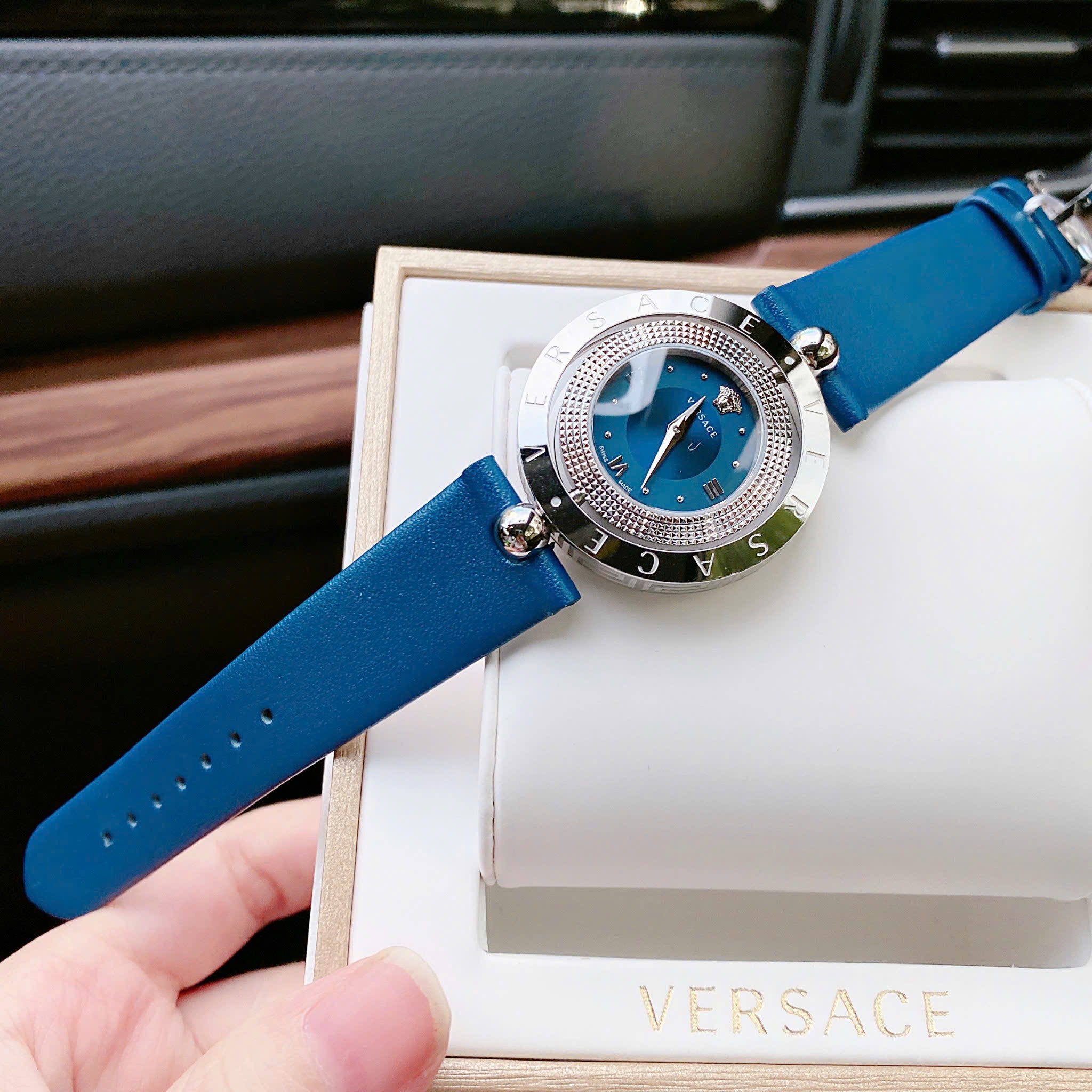 Ảnh 4 của (ĐỒNG HỒ NỮ ) Versace Daphnis Quartz Mother Of Pearl Dial Gold Tone V16070017 35mm