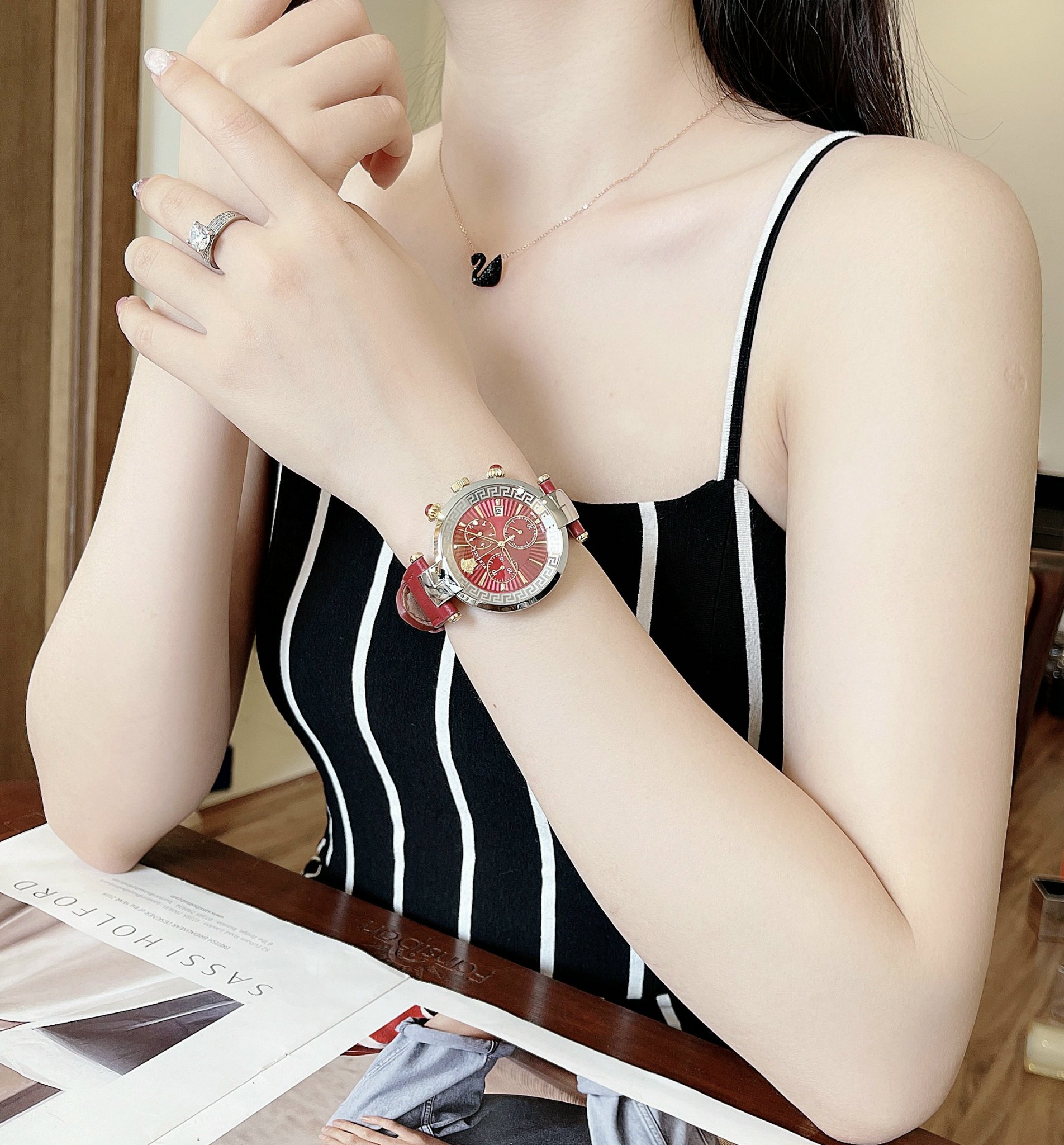 Ảnh 4 của (ĐỒNG HỒ NỮ) Versace VE2M00821 Revive Strap Watch 41mm