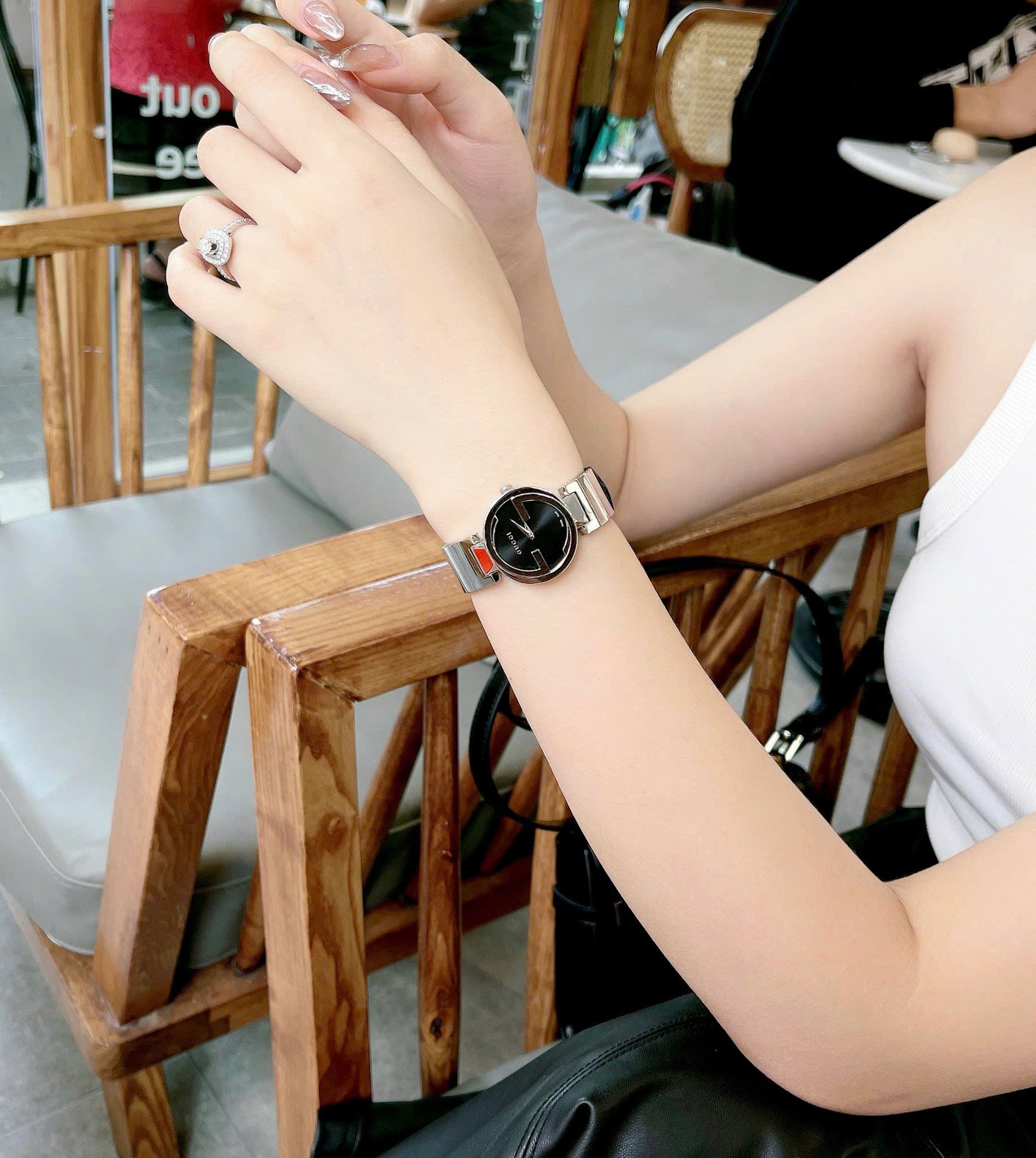Ảnh 7 của (ĐỒNG HỒ NỮ) Gucci Interlocking G Black Watch 29mm YA133511