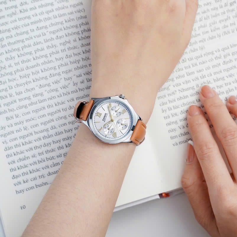 Ảnh 4 của (ĐỒNG HỒ NỮ) Casio LTP-V300L-7A2UDF – Dây da nâu – Quartz (Pin) – Mặt Số 34mm, Kính Cứng, Chống Nước 3ATM
