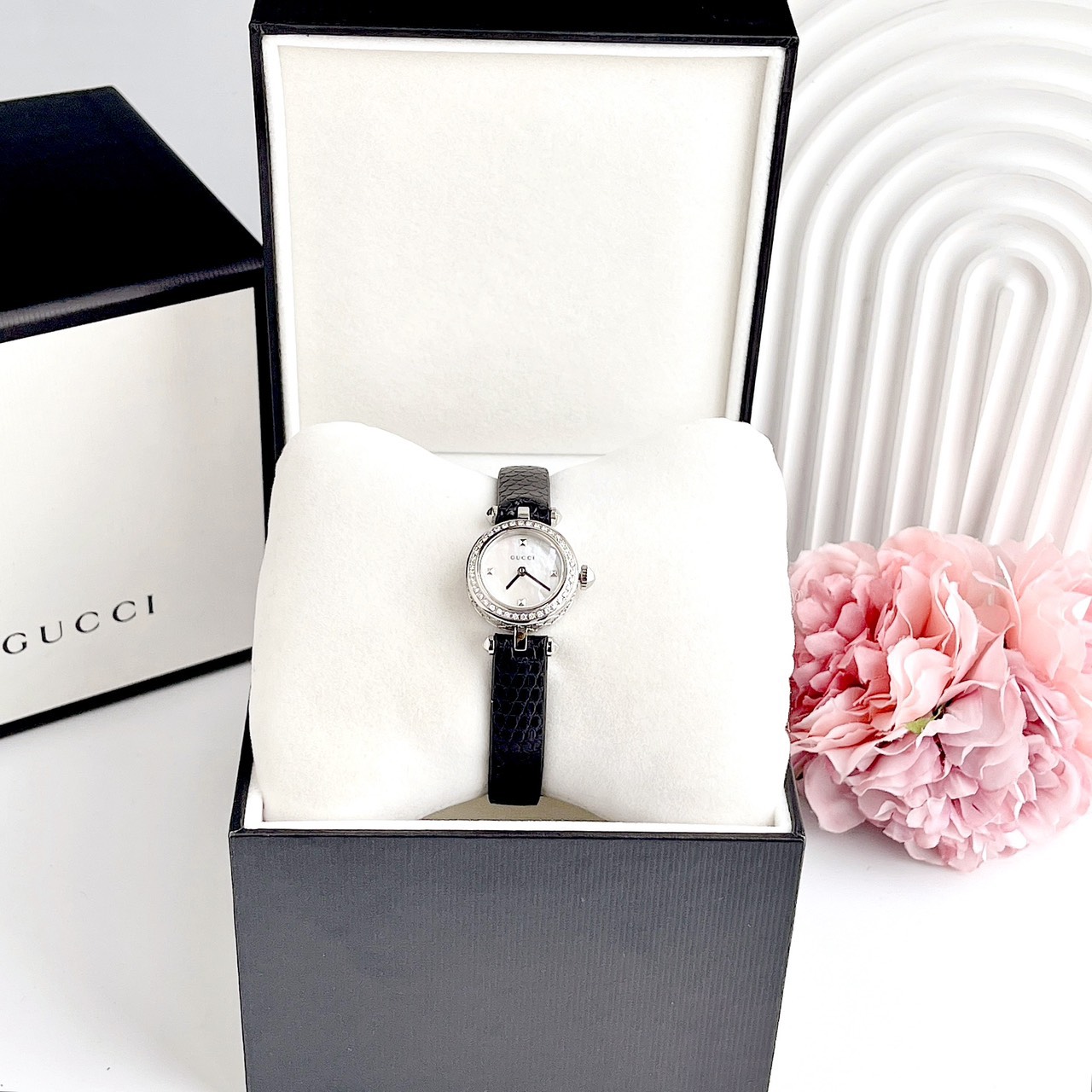 (ĐỒNG HỒ NỮ) Gucci Diamantissima Small Diamond White Mother of Pearl Dial Black Lizard Leather YA141511 22mm