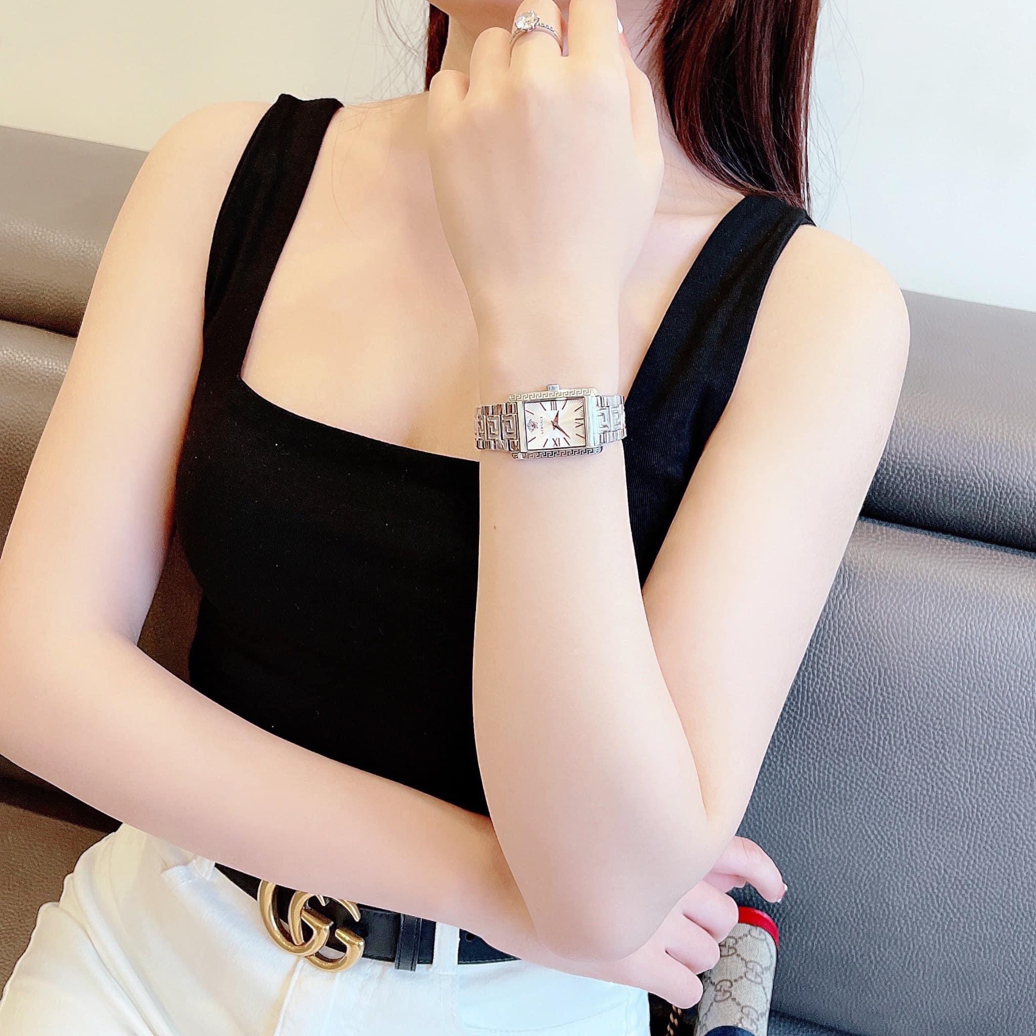 Ảnh 2 của ĐỒNG HỒ NỮ Versace Tonneau Lady Bracelet Watach In White VE1C00118