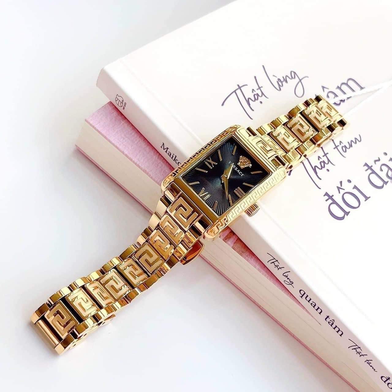 Ảnh 4 của ĐỒNG HỒ NỮ Versace Tonneau Lady VE1C01022 watch