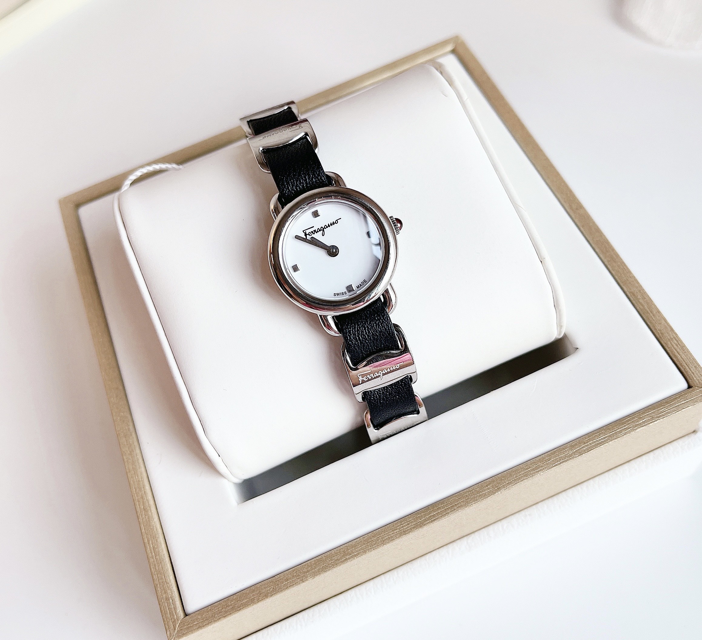 ( ĐỒNG HỒ NỮ ) Salvatore Ferragamo Varina White Dial Black Leather SFHT00120 22mm
