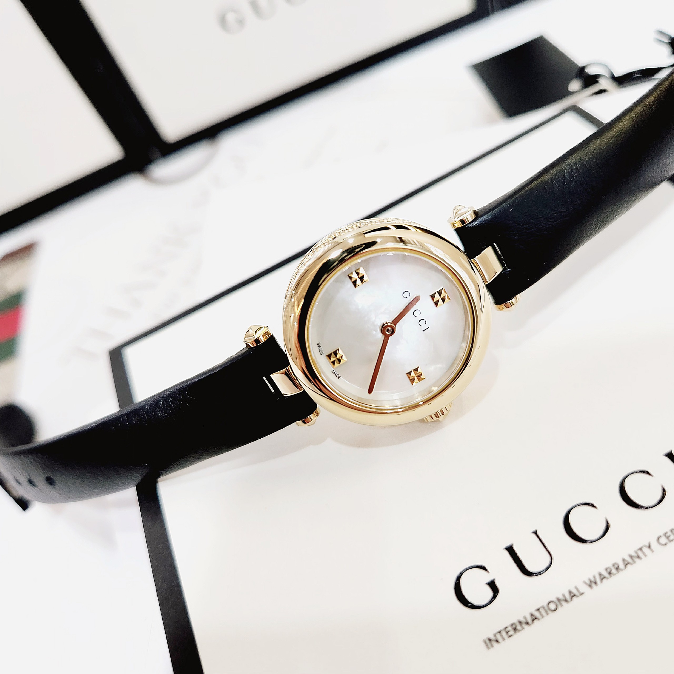 ĐỒNG HỒ NỮ Gucci Diamantissima Mother of Pearl Dial Ladies Watch, YA141505, 27mm