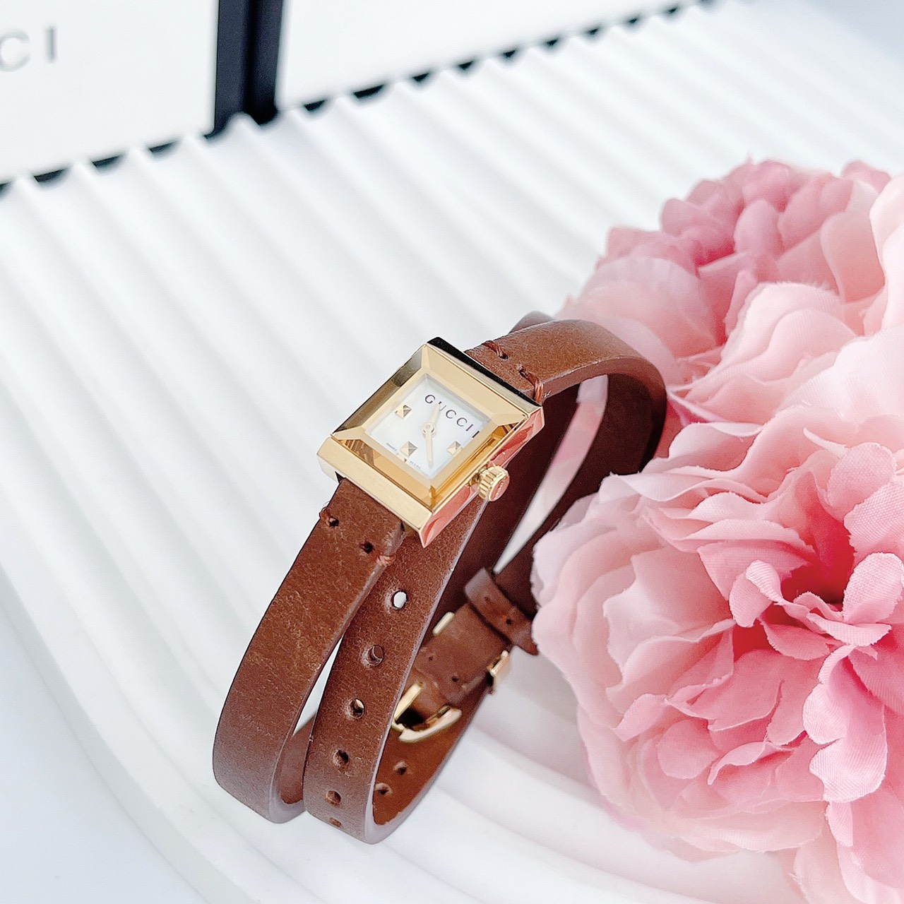 (ĐỒNG HỒ NỮ) Gucci G-Frame Mother of Pearl Dial Ladies Watch YA128521 22x22mm