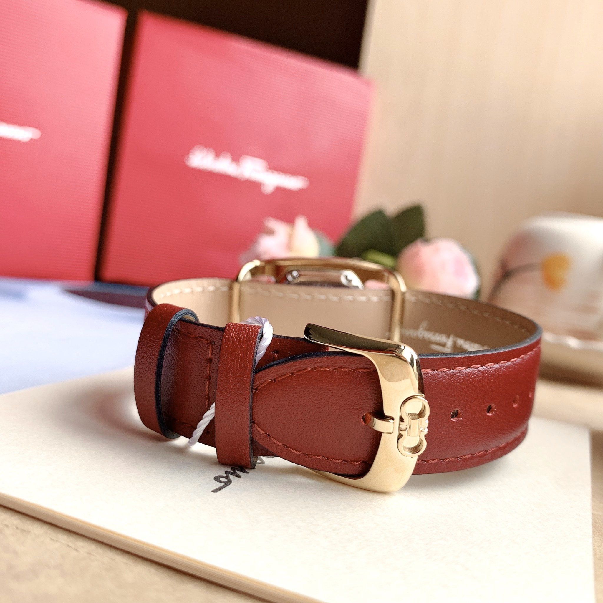 Ảnh 6 của ( ĐỒNG HỒ NỮ )  Salvatore Ferragamo SFEL00419 Vara Leather Watch 28x34mm