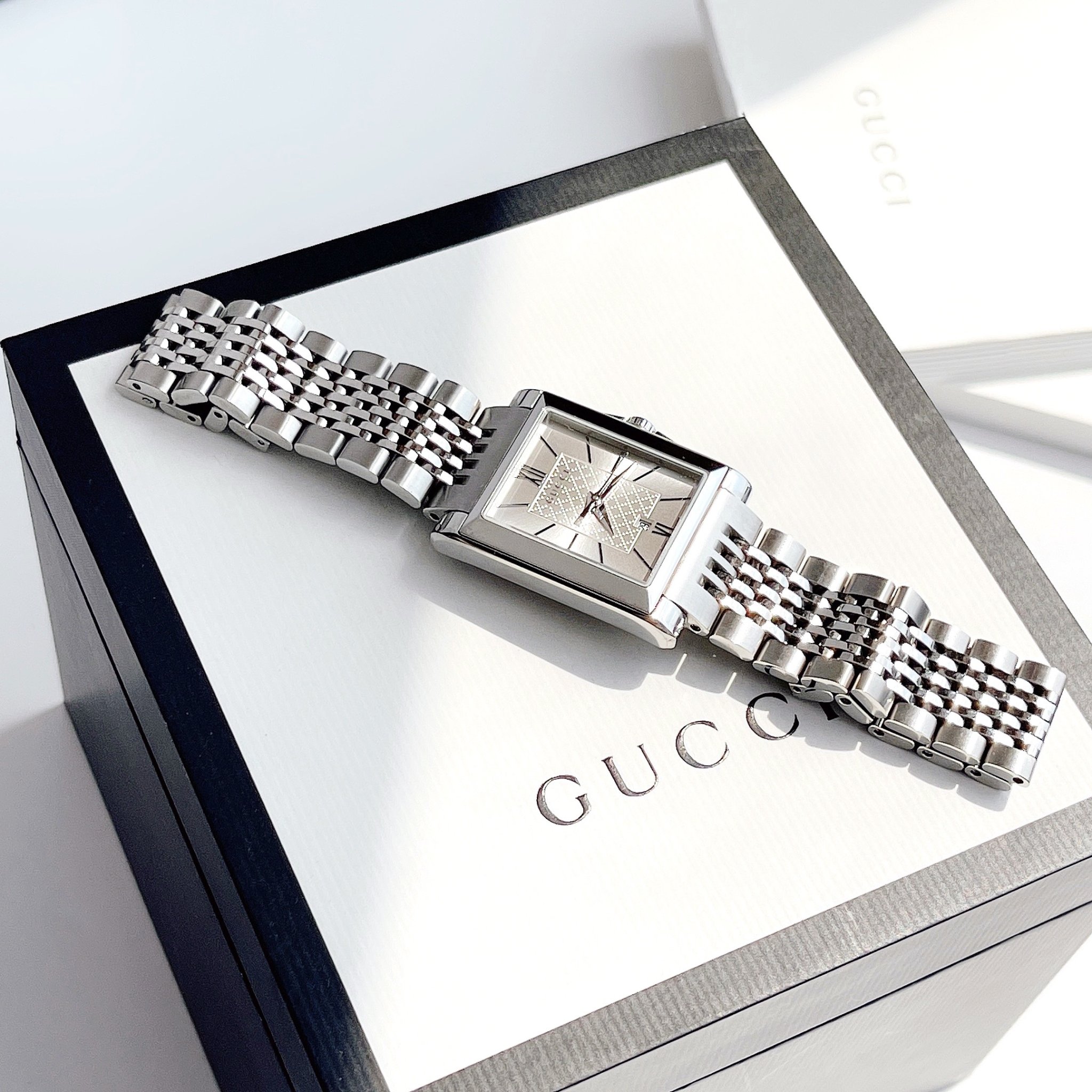 Ảnh 2 của ĐỒNG HỒ NỮ GUCCI G-Timeless YA138501 Silver Dial Stainless Steel Ladies Watch 26x26MM