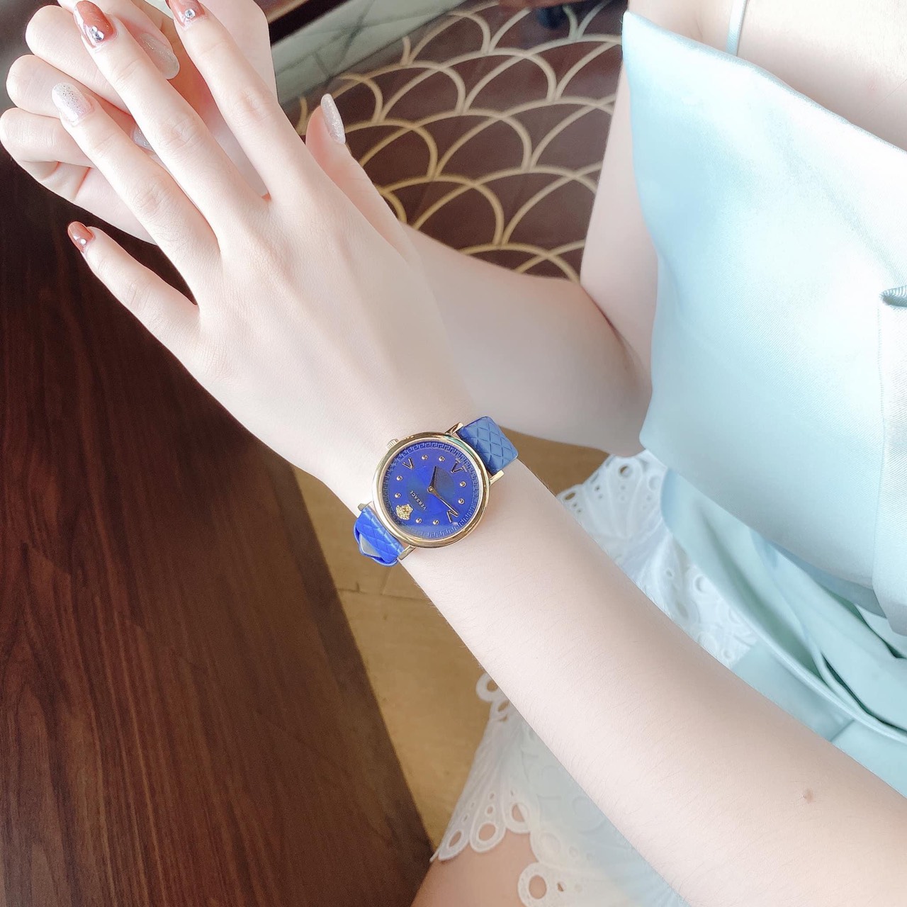 Ảnh 3 của [Đồng Hồ nữ] ĐỒNG HỒ NỮ VERSACE VEVD00319 POP CHIC BLUE DIAL 36mm
