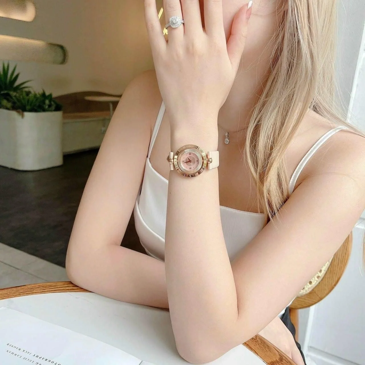 Ảnh 3 của (ĐỒNG HỒ NỮ) Versace Quartz VE7901323 32mm