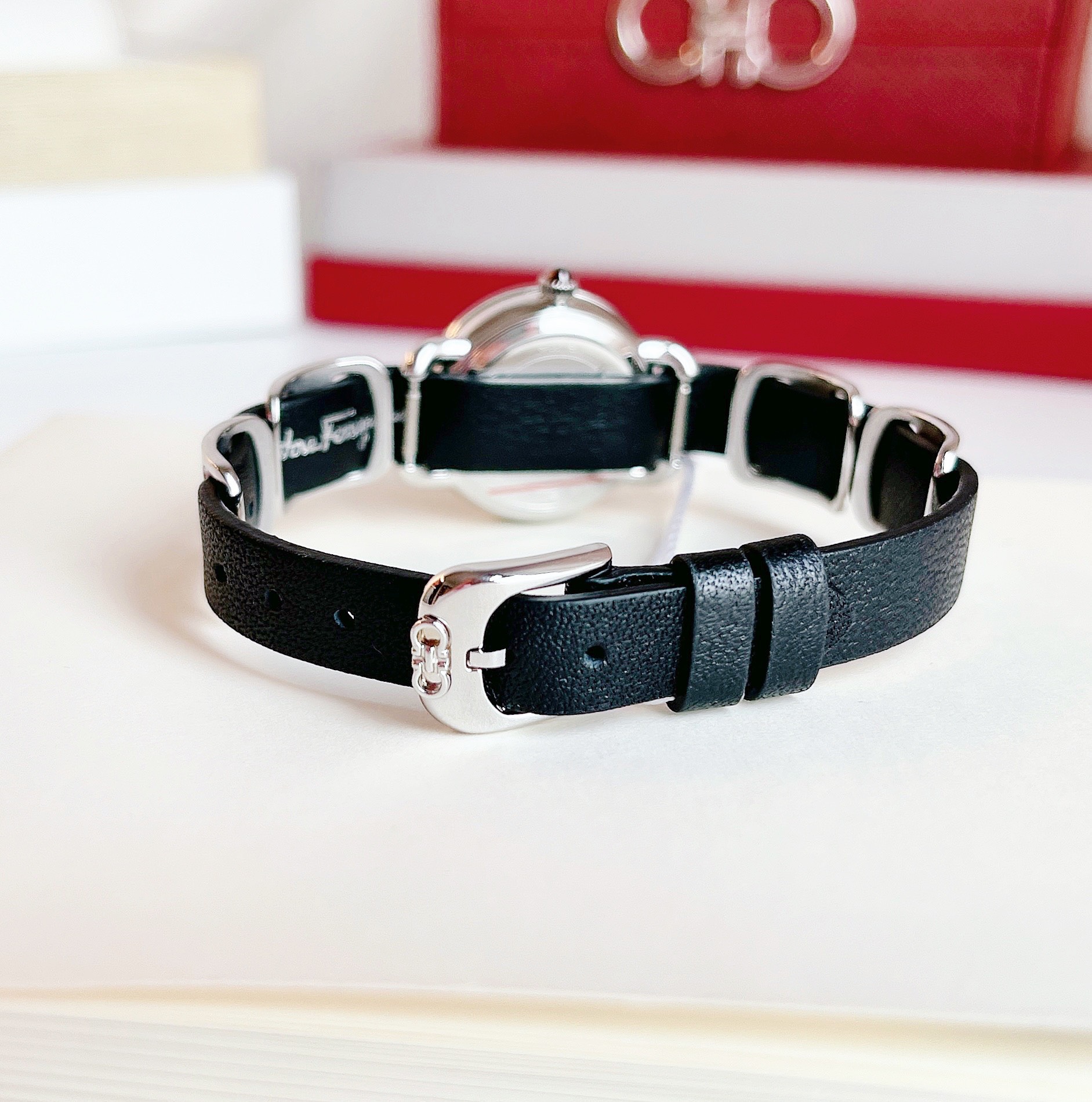Ảnh 6 của ( ĐỒNG HỒ NỮ ) Salvatore Ferragamo Varina White Dial Black Leather SFHT00120 22mm