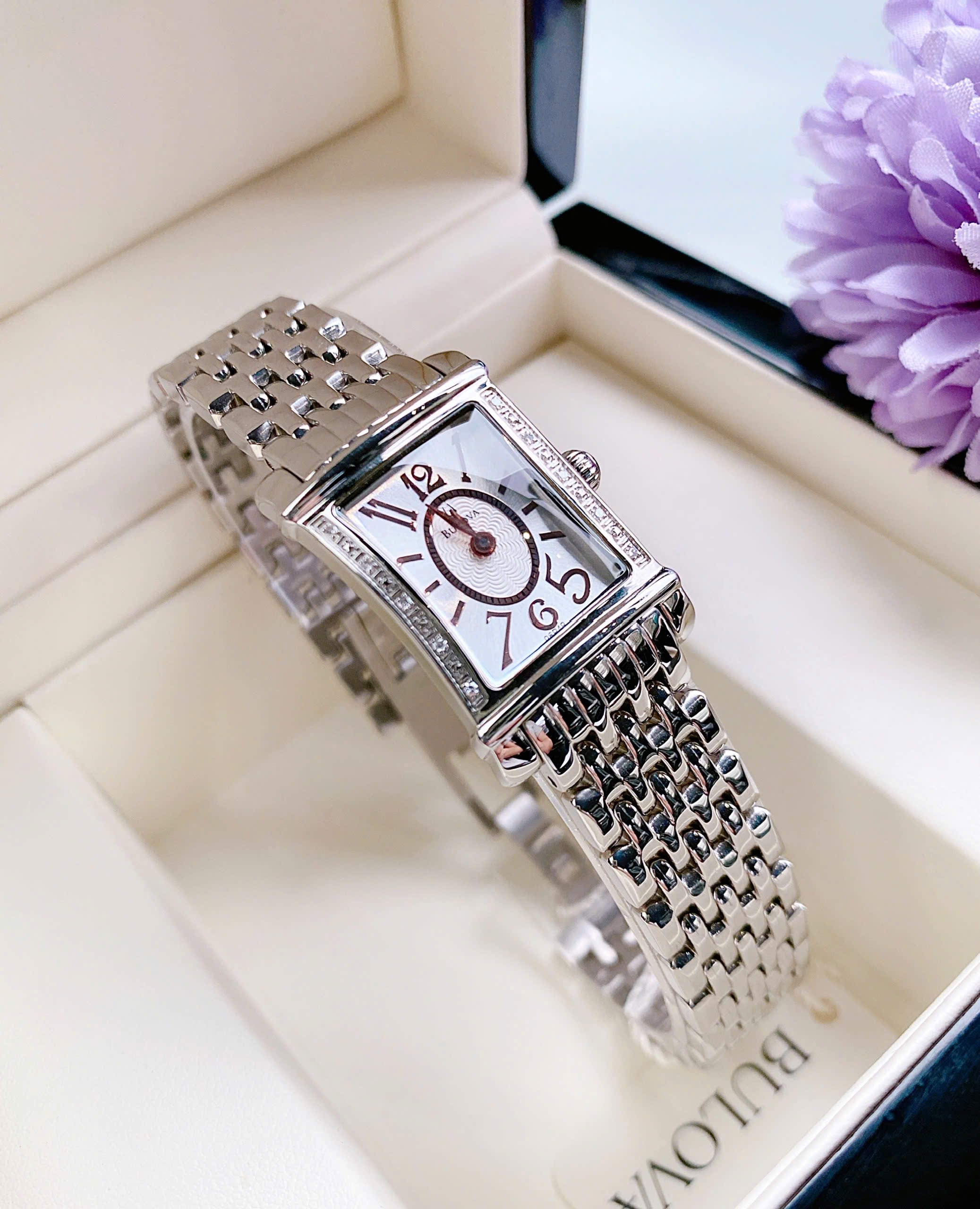 ( ĐỒNG HỒ NỮ) BULOVA LADIES QUARTZ DIAMOND ACCENT SQUARE CASE ARABIC NUMERALS 18MM WATCH 96R48