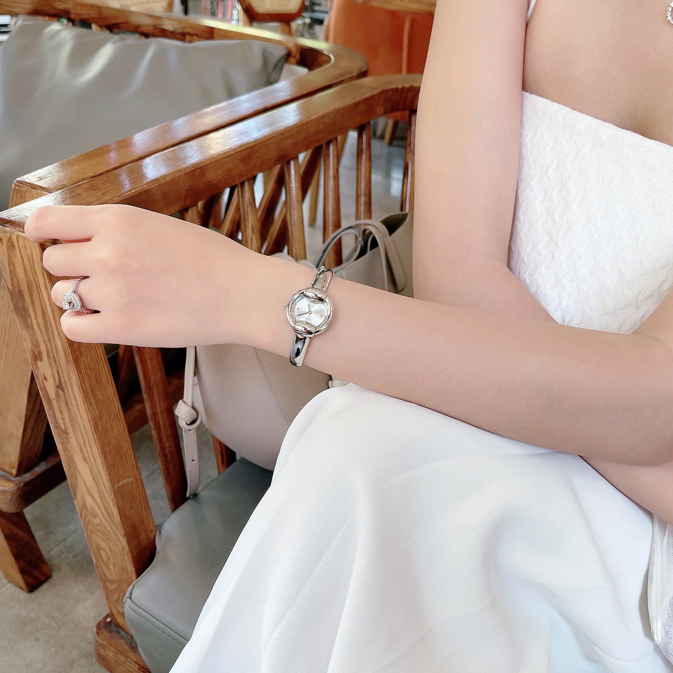 Ảnh 5 của (ĐỒNG HỒ NỮ) Gucci YA014512 Women's 1400 Series 25 MM Quartz White Silver