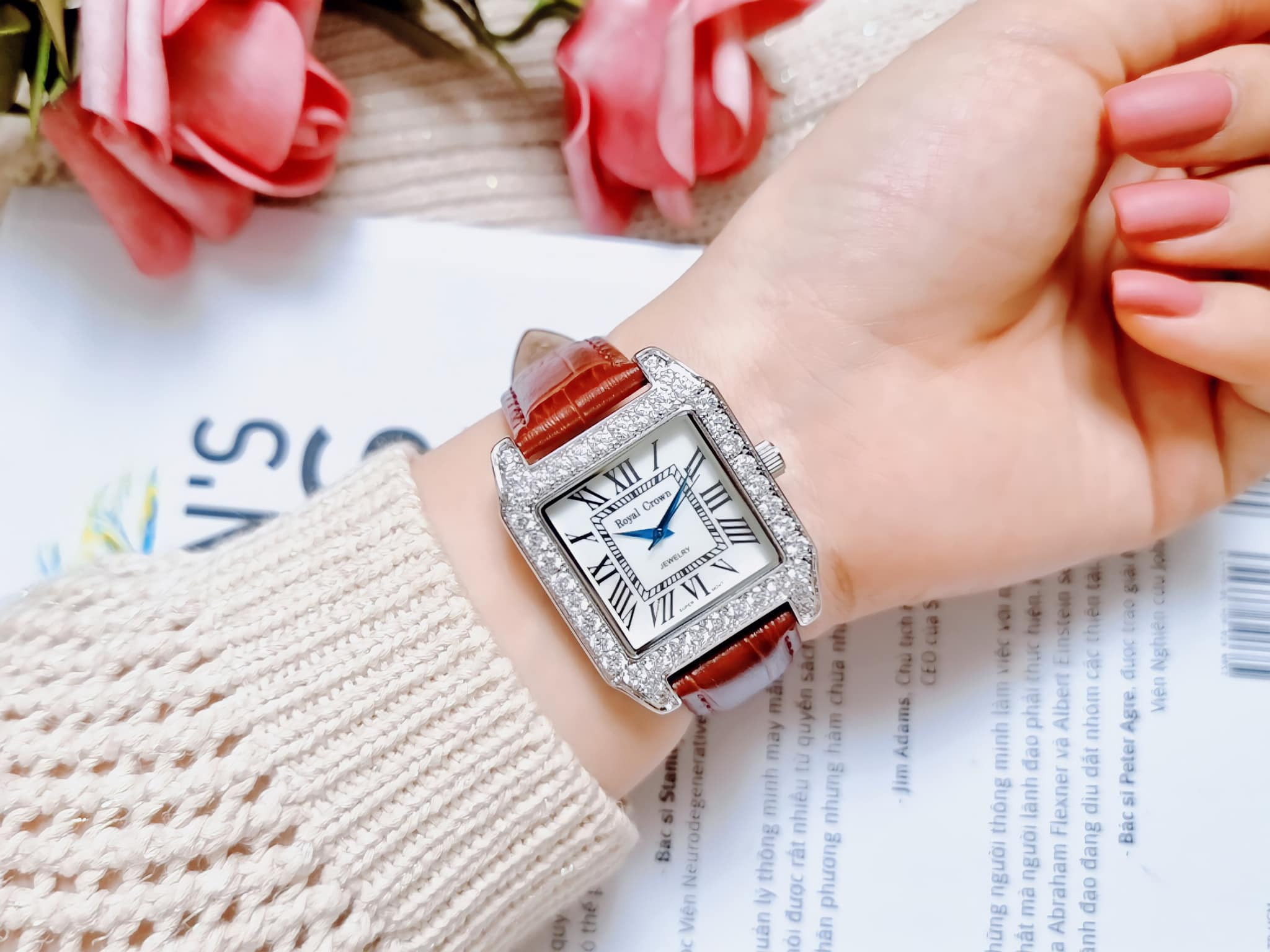 Ảnh 2 của (ĐỒNG HỒ NỮ) Royal Crowm Quartz 6104M Vuông Da Đỏ