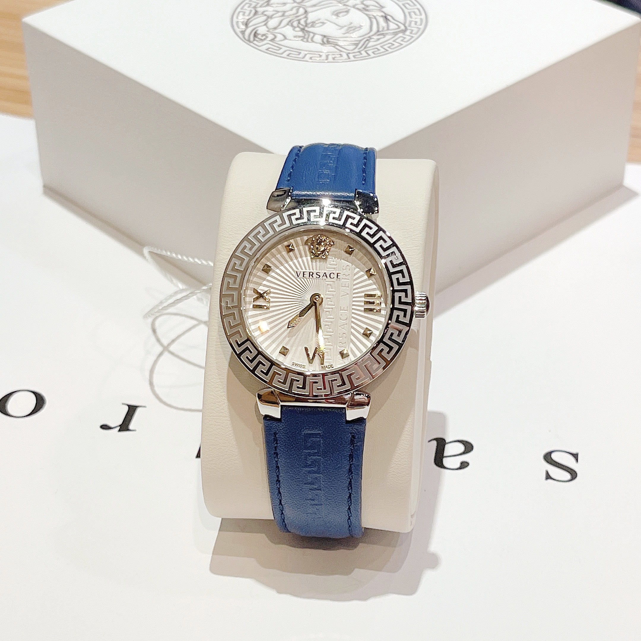 (ĐỒNG HỒ NỮ) Versace Greca Icon White Dial Blue Leather VEZ600121 36mm
