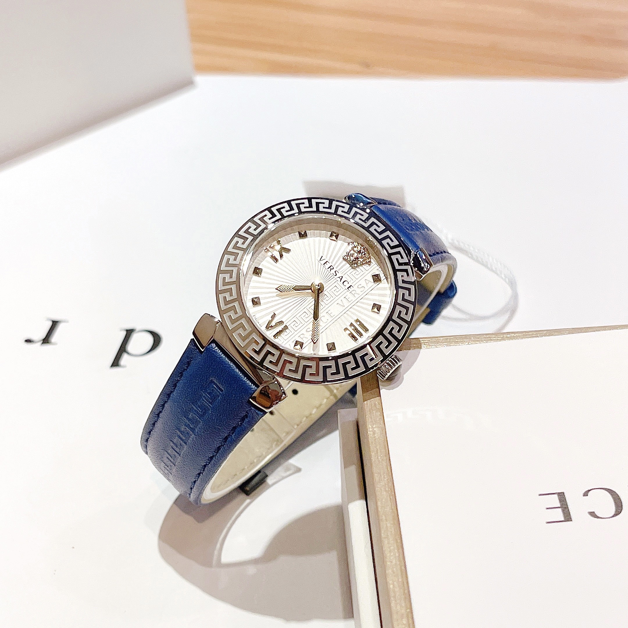 Ảnh 2 của (ĐỒNG HỒ NỮ) Versace Greca Icon White Dial Blue Leather VEZ600121 36mm