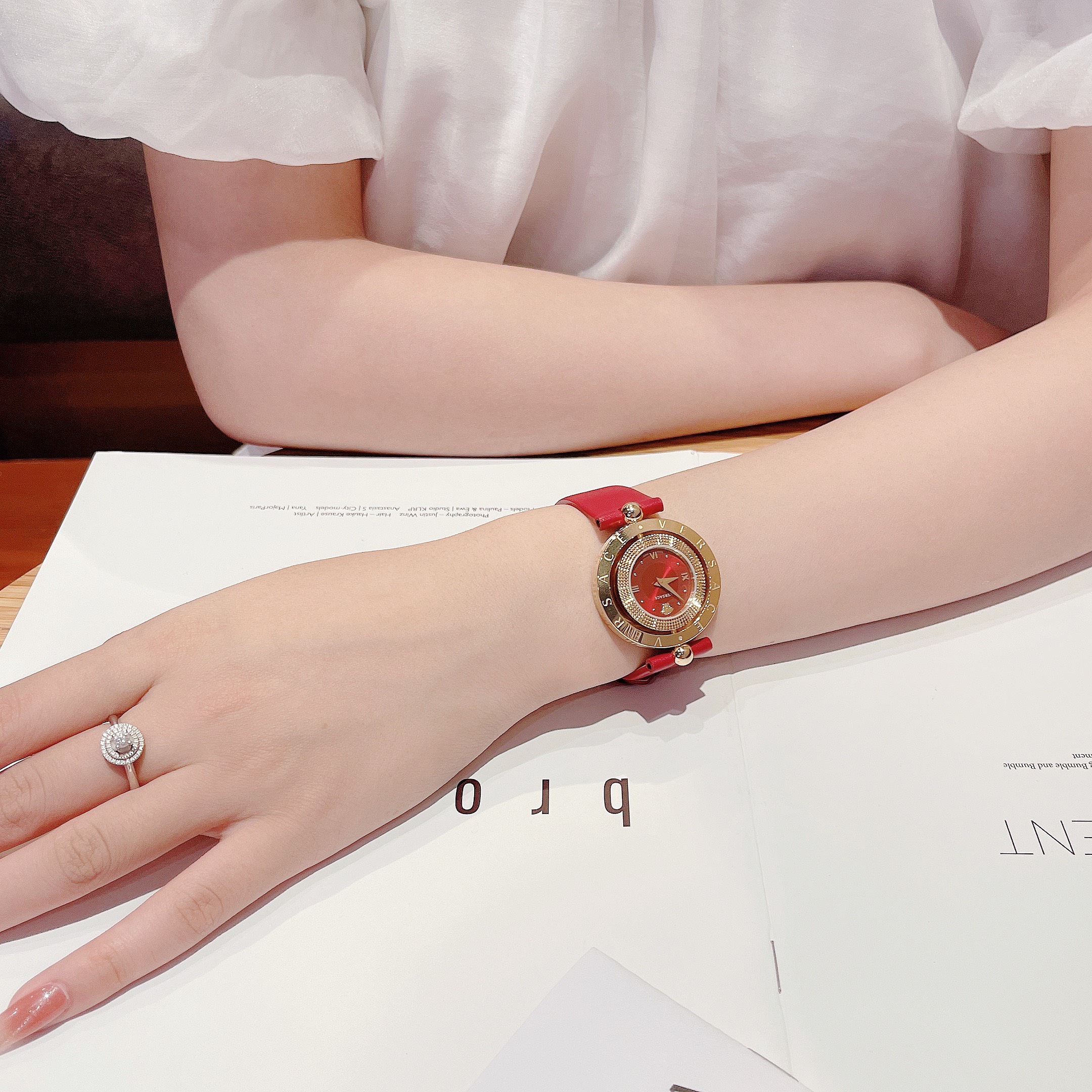 Ảnh 3 của (ĐỒNG HỒ NỮ) Versace VE7900320 Eon Red Leather Ladies Watch 33.5mm