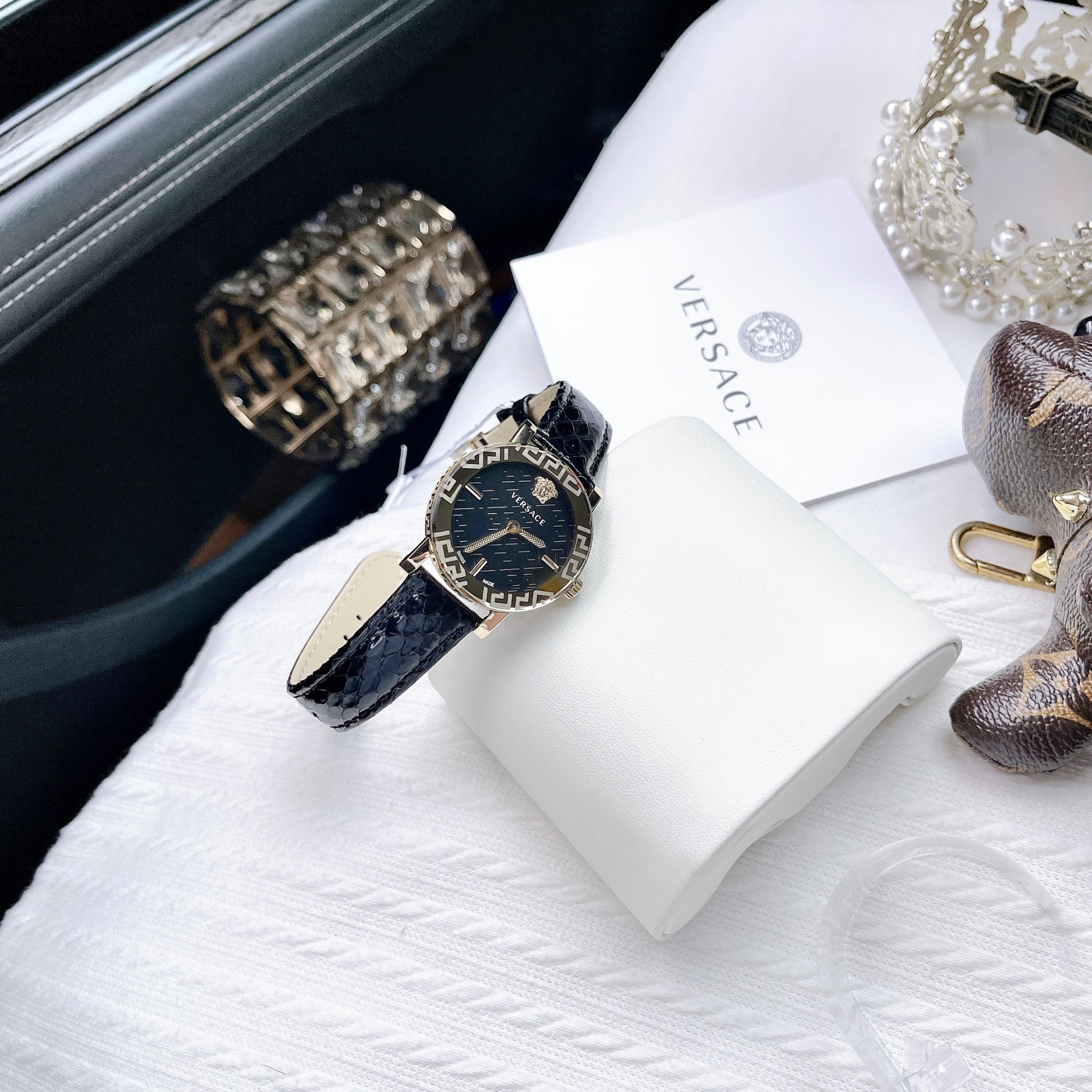 (ĐỒNG HỒ NỮ) Versace Greca Glass 32mm VEU300221