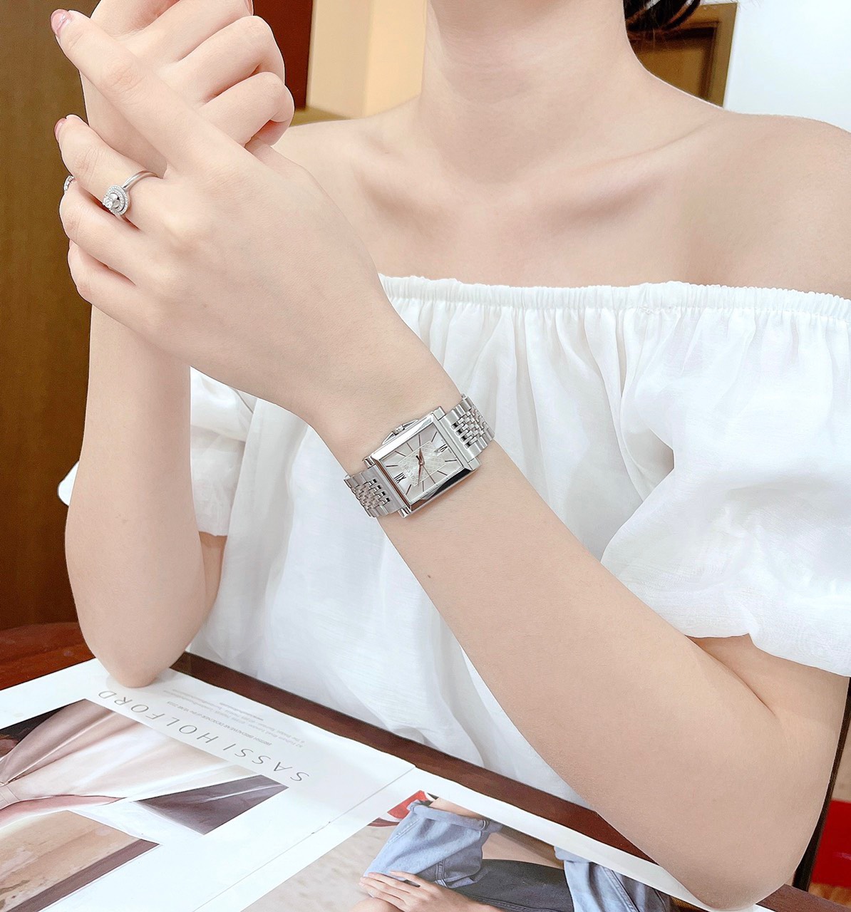 Ảnh 4 của ĐỒNG HỒ NỮ GUCCI G-Timeless YA138501 Silver Dial Stainless Steel Ladies Watch 26x26MM