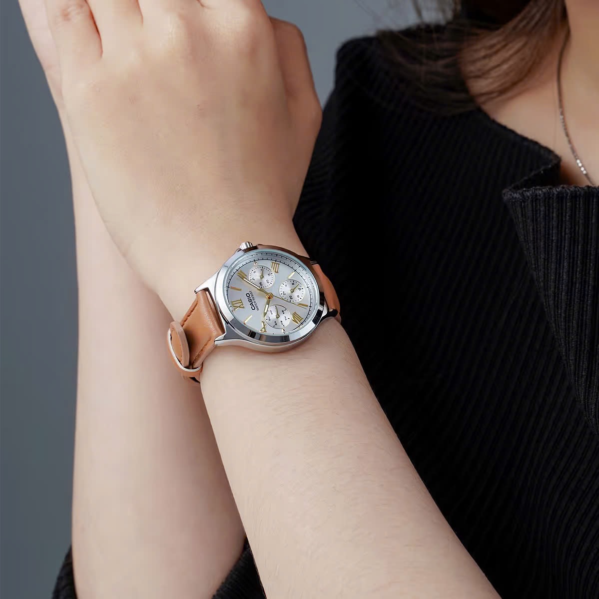 Ảnh 2 của (ĐỒNG HỒ NỮ) Casio LTP-V300L-7A2UDF – Dây da nâu – Quartz (Pin) – Mặt Số 34mm, Kính Cứng, Chống Nước 3ATM