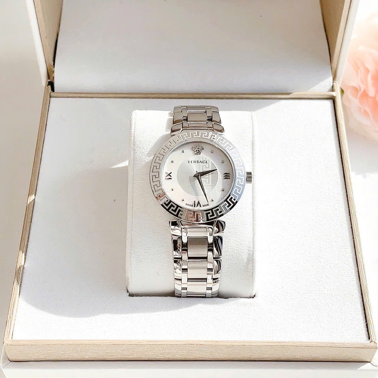 (ĐỒNG HỒ NỮ) Versace Daphnis Quartz Mother Of Pearl Dial Silver Tone VE1601018 35mm