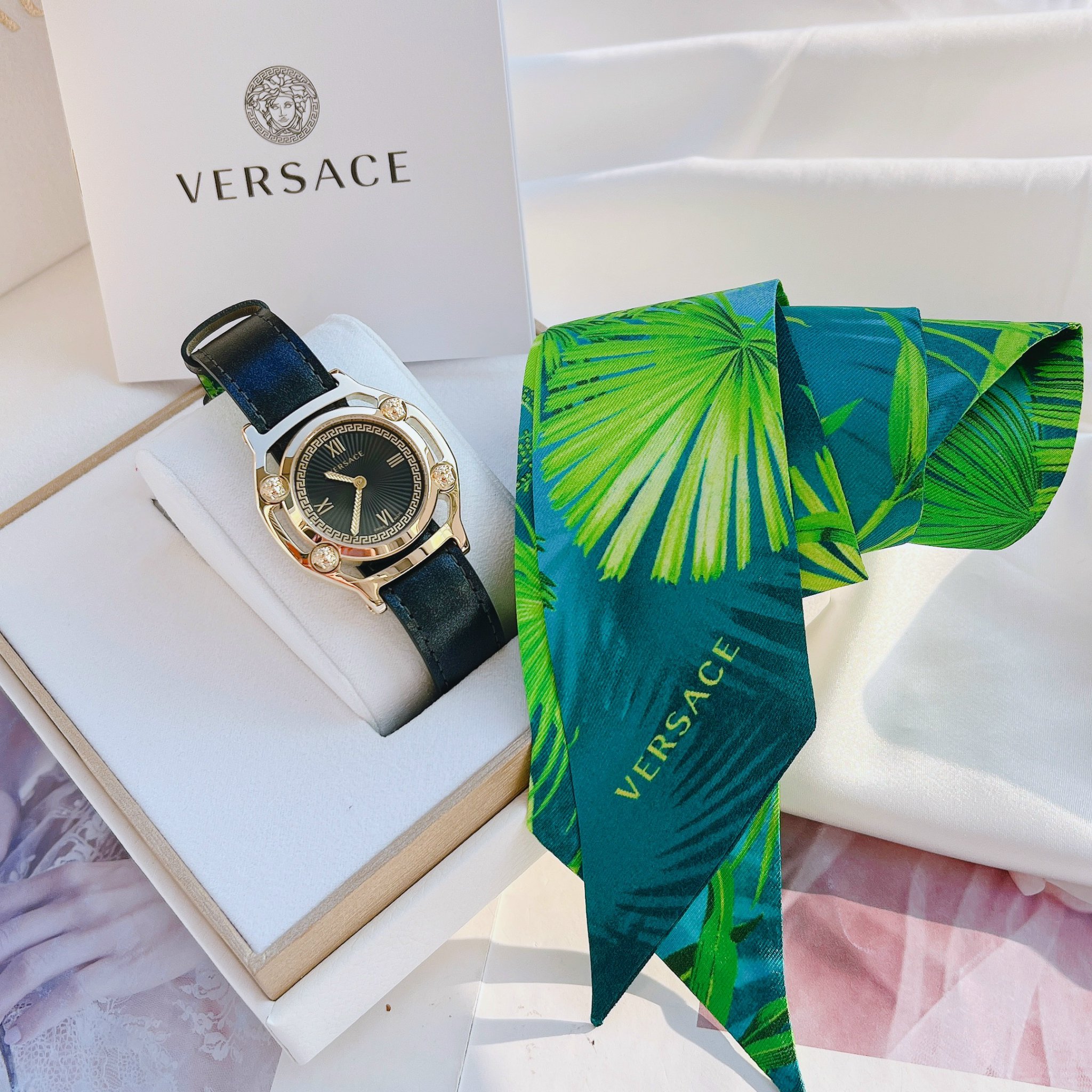 Ảnh 3 của Versace Barroco Print Medusa Frame Watch Limited Edition VEVF00820