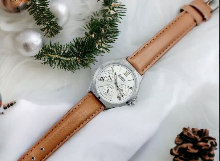 Ảnh 5 của (ĐỒNG HỒ NỮ) Casio LTP-V300L-7A2UDF – Dây da nâu – Quartz (Pin) – Mặt Số 34mm, Kính Cứng, Chống Nước 3ATM