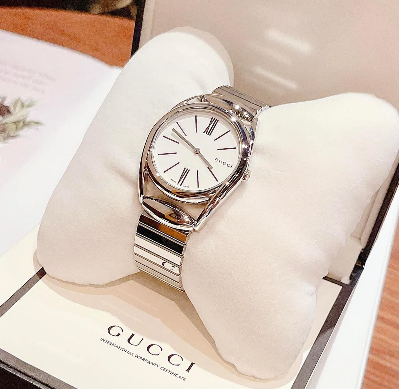 Ảnh 2 của (ĐỒNG HỒ NỮ) Gucci Quartz YA129505 U-Play Silver Bangle Bracelet Watch 29mm